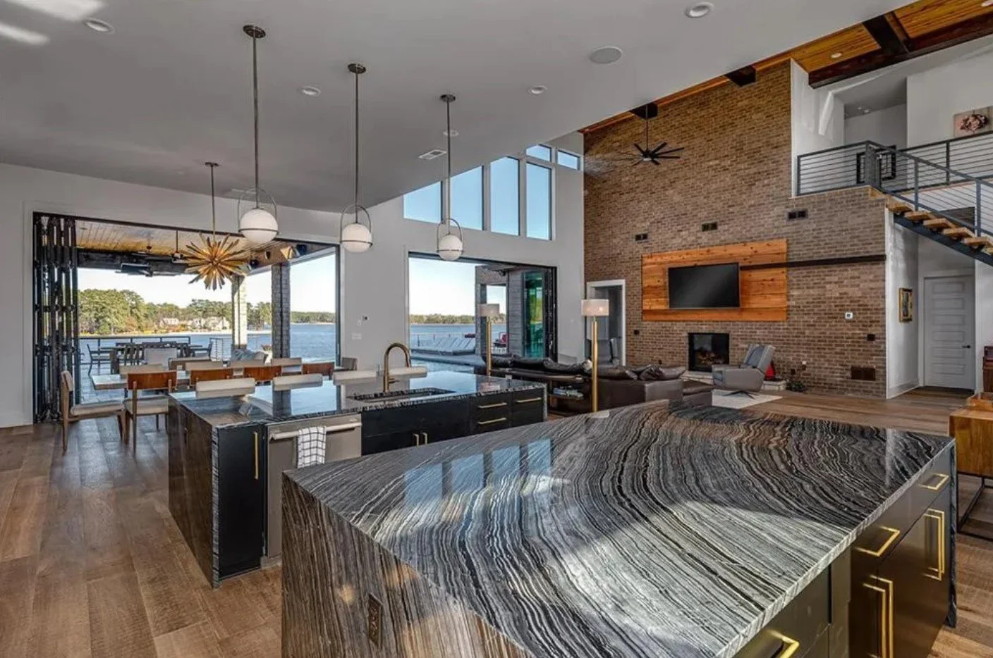 Modern Lake House 2.jpg
