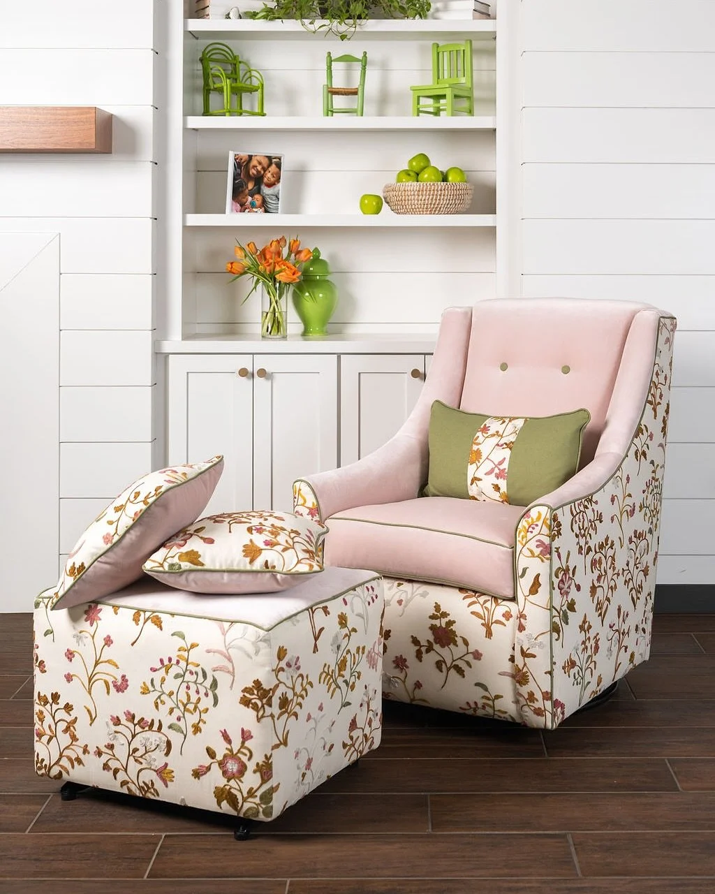 Here she is&hellip; isn&rsquo;t she beautiful?! ✨

We brought this forgotten gem back to life using Schumacher&rsquo;s Raleigh Crewel Embroidery in Autumn and Pepper Home&rsquo;s Rose Velvet + Linen Moss&mdash;a dreamy duo that turned her into a true