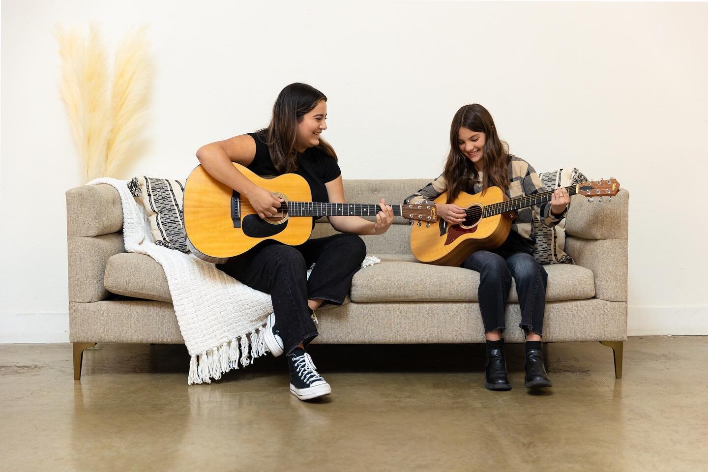 Looking forward to another AWESOME week with our students! 🤗
⠀
WM instructors make the music learning process fun and teach the fundamentals of each instrument! 🎸🎸
⠀
📸 @elyseleedomphoto
⠀
.
.
.
.
#monday #mondayvibes #newweek #wmmusiclessons #gui