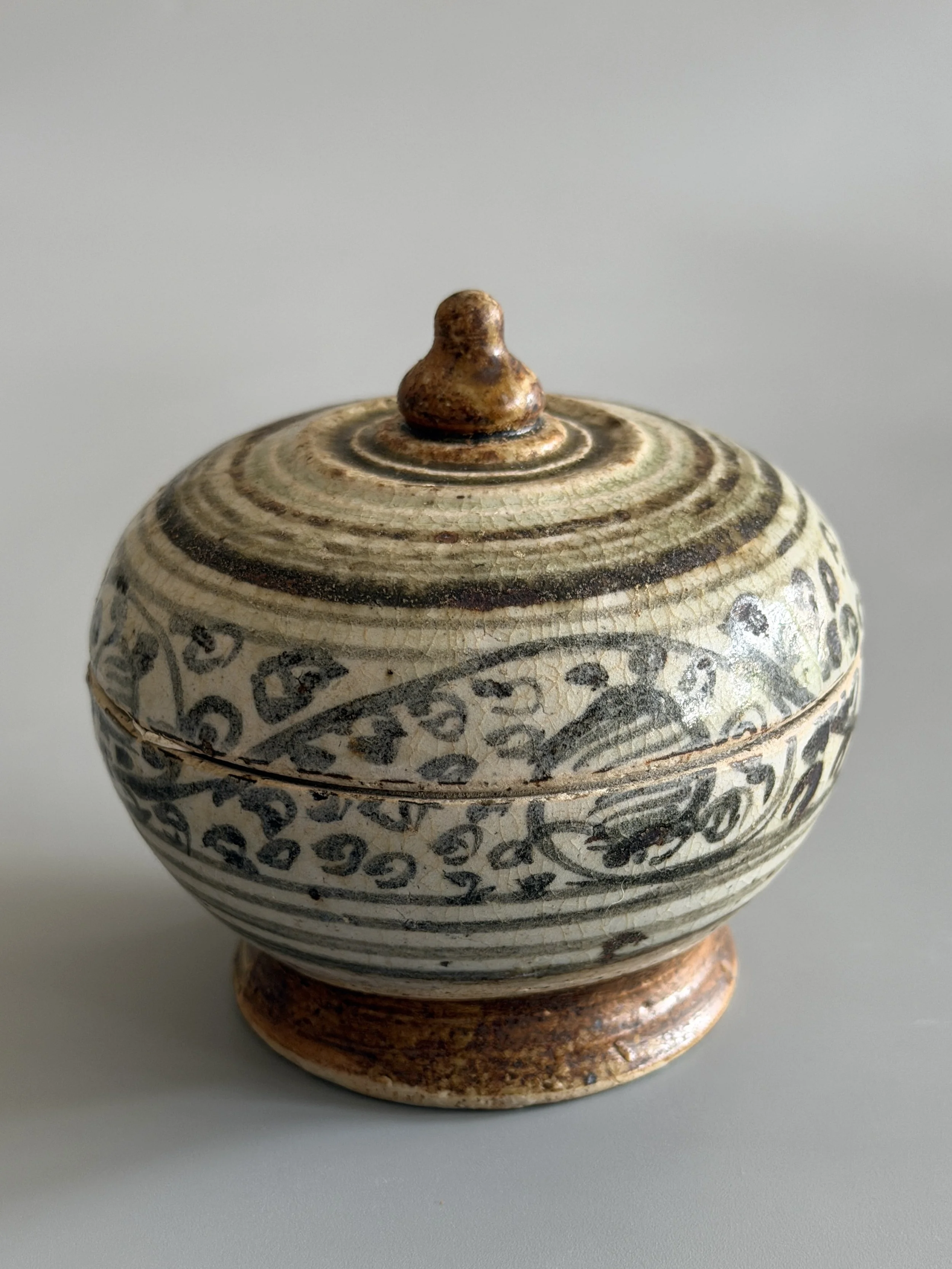 Sawankhalok covered pot