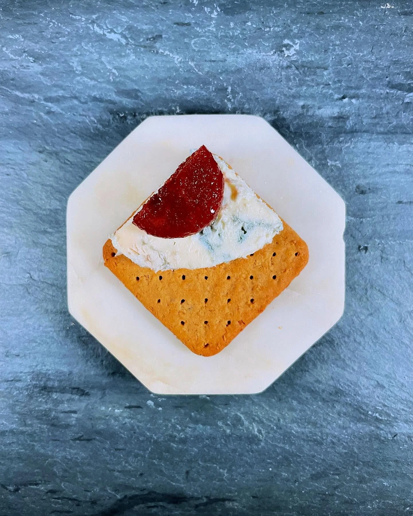 Textures, shapes and flavor landscapes. Your eyes look hungry so let them eat first.

@maker_to_monger @kaasaffineursvantricht
@almnasbruk 
@kaeskuche 
@jumi.cheese
@fromagegruyeresa 
#ciresa

#flavorlamdscape #makertomonger #pairingiscaring #switzer