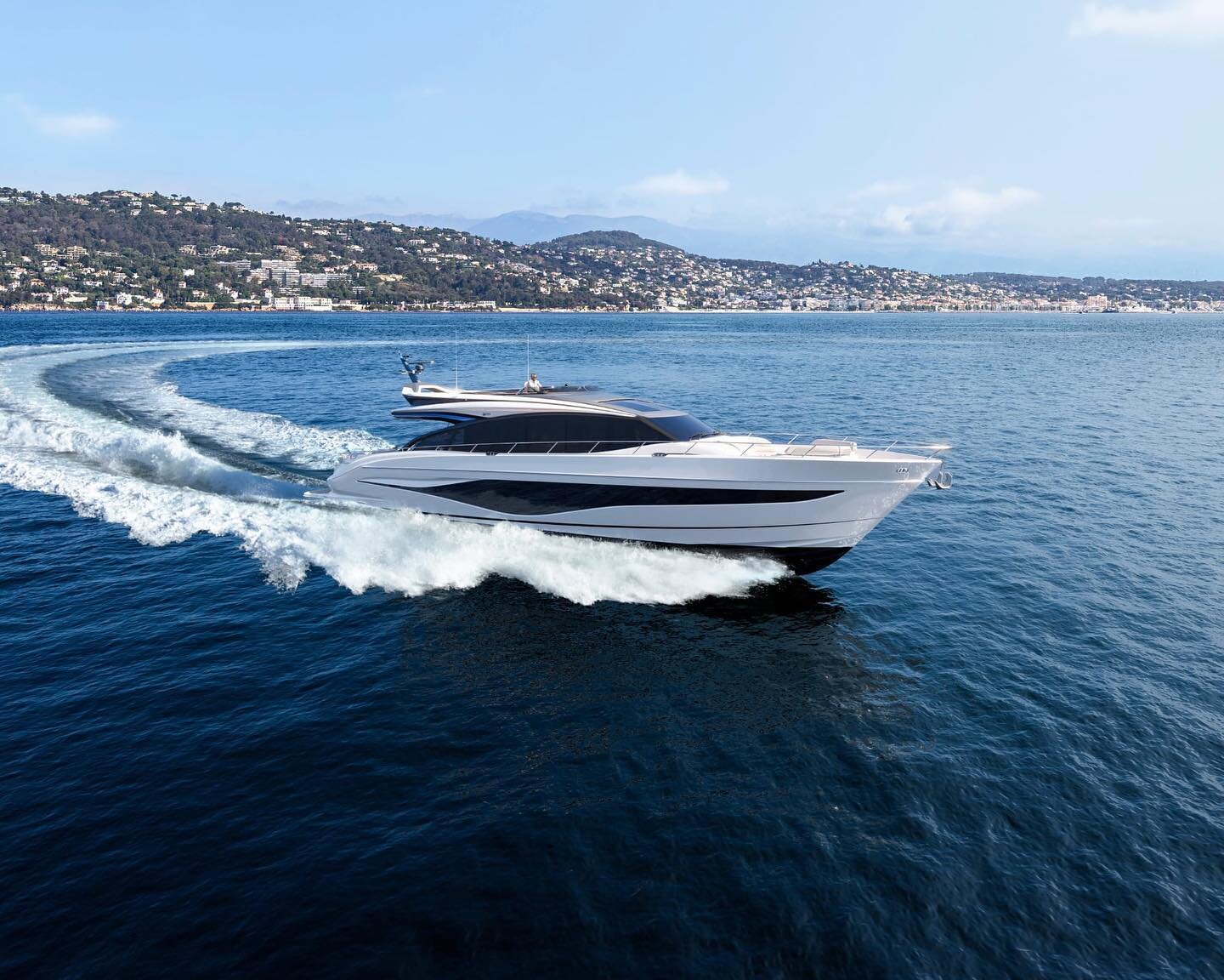 Introducing the all-new S80.

The S80 cockpit offers unique versatility with configurable seating including adjustable twin upholstered L-shaped seats which can manually slide in-board, outboard and forward facing alongside twin coffee tables and twi