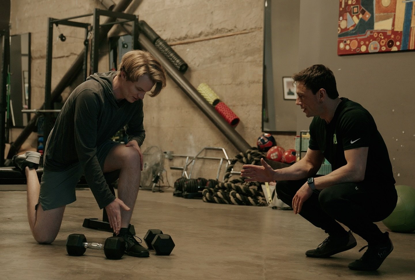 Friends don’t let friends lift in running shoes. 👟🚫
Training in barefoot shoes—or even socks—can boost foot and toe strength, improve balance, and help prevent falls later in life. 🦶
A recent study showed wearing minimalist sho