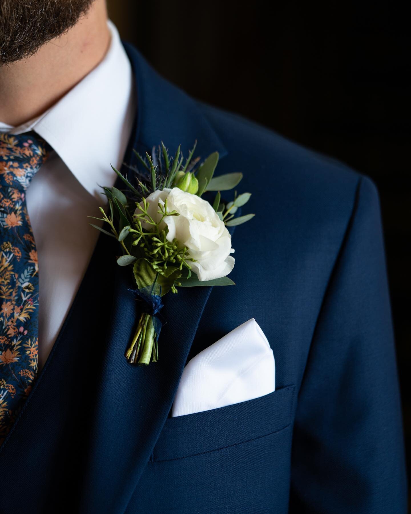 Blue suits and floral ties are having a moment and this photographer could not be happier. 🌸