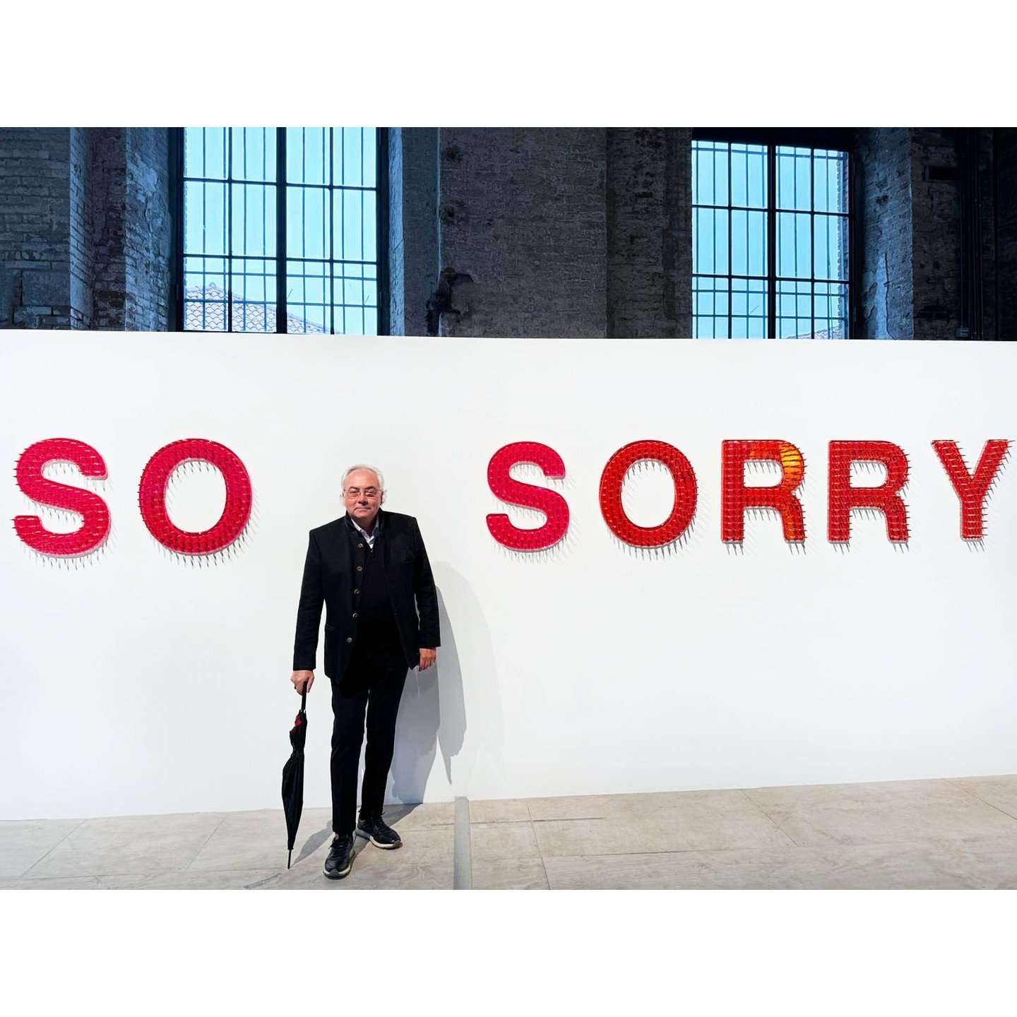 Gallery owner Ted Vassilev in Venice for the Biennale with #DTR artist #SabineWiedenhofer!

Her large scale installation 'Alea lacta Est' at the Arsenale speaks against the current turmoil of our world. She asks the audience to pause and reflect on t