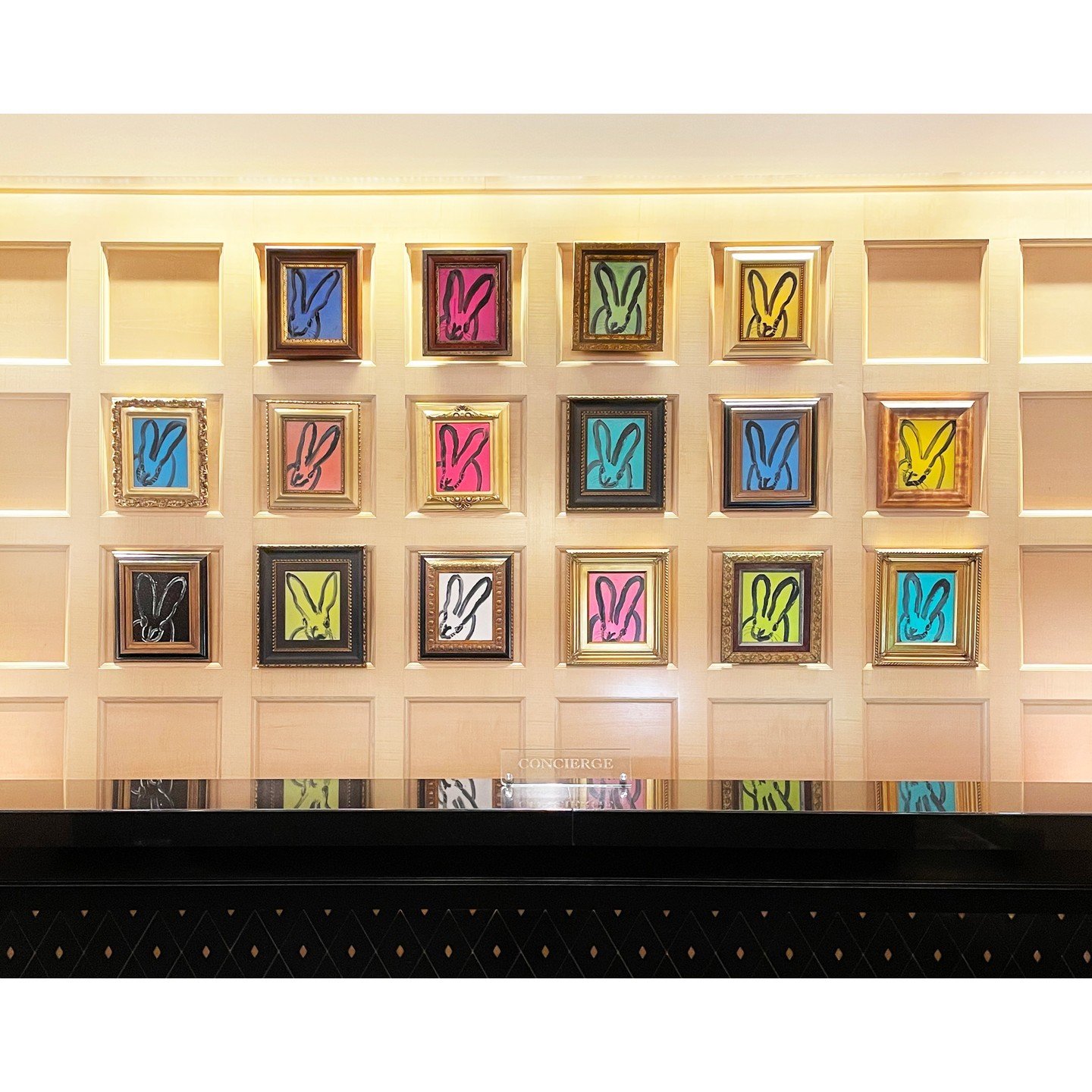 As seen in #Forbes magazine's '8 Hotels with Gallery-Worthy Art Collections!' 🥰 its our honor to curate this ever-changing collection, see below a highlight of some of our favorite installations at the #FSWashington. Featuring #HuntSlonem, #Campbell