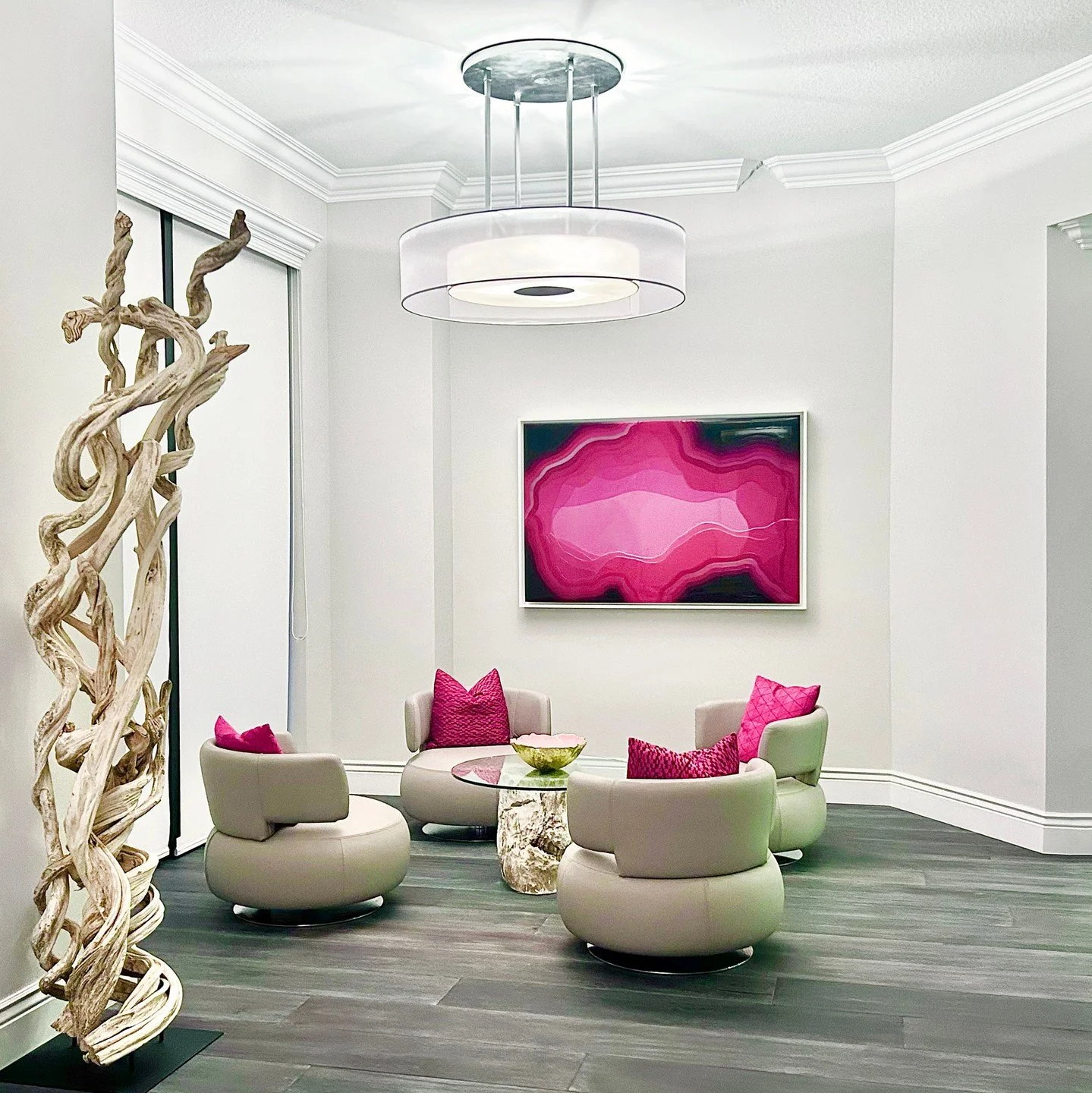 Francisco Valverde knows how to make a statement ✨ featuring a recent client installation courtesy of our Palm Beach, with @franciscovalverdestudio's pour piece. Stay tuned on new drip works by the artist arriving to our other gallery locations!

Lin