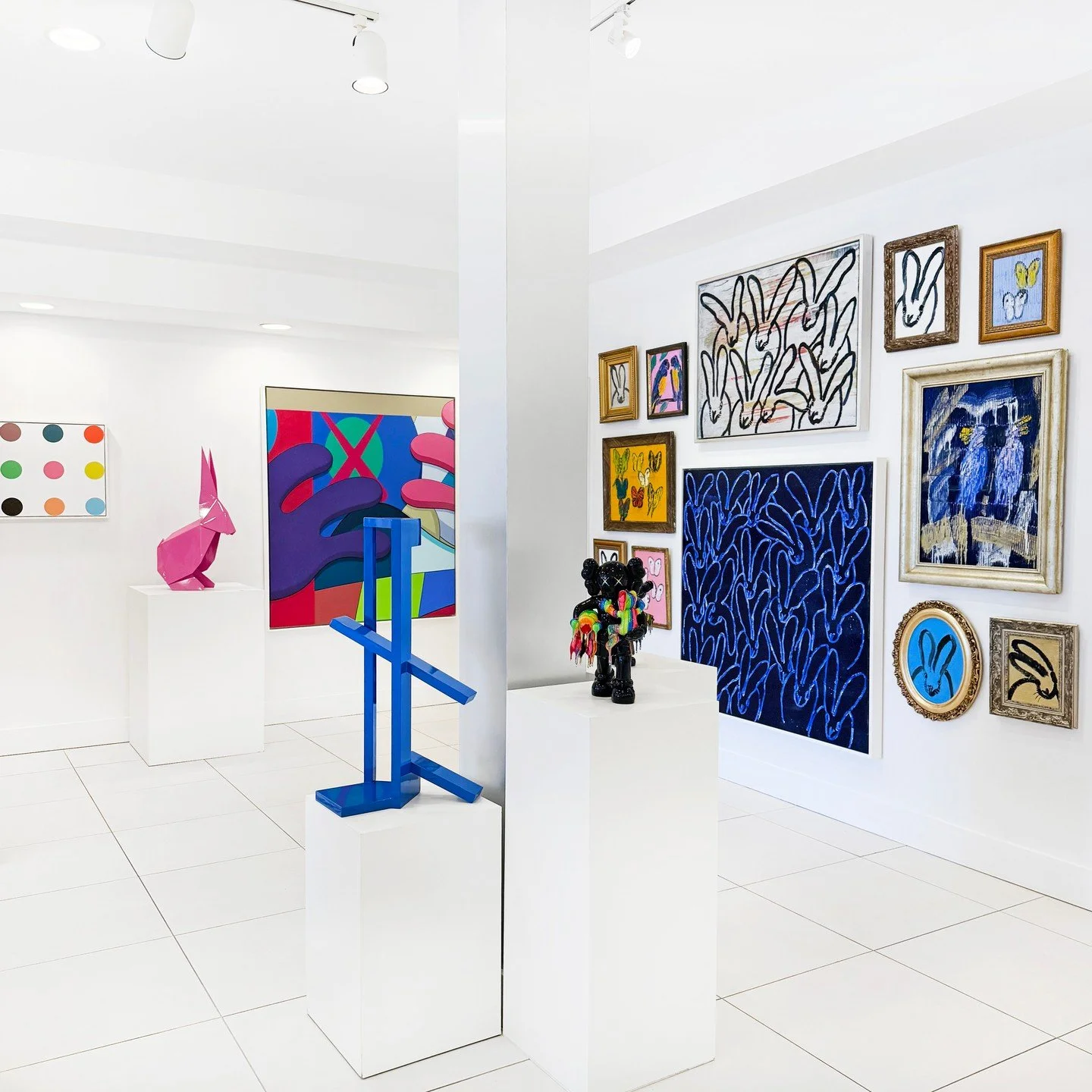 Curated to colorful perfection 🤌  spotlight on our new large #Kaws painting! 💥 This unique acrylic on canvas from 2015 is a collector's dream.

Showcased alongside a fresh @huntslonem bunny wall, and sculptures by @mrbrainwash and @joshmayhem1. Sto