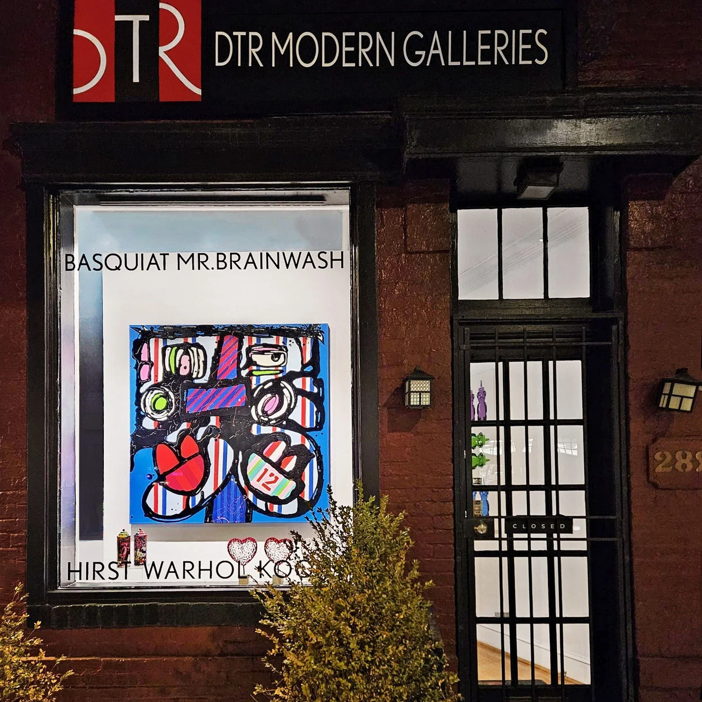 Closing out the evening in Washington, DC with local artist @kimsydesigns lighting up the street ✨ swipe to browse new works by the artist and stop in tomorrow to say hi!

Link in bio and DM for inquiries.
.
.
.
#dtrmodern #dcartscene #contemporaryar