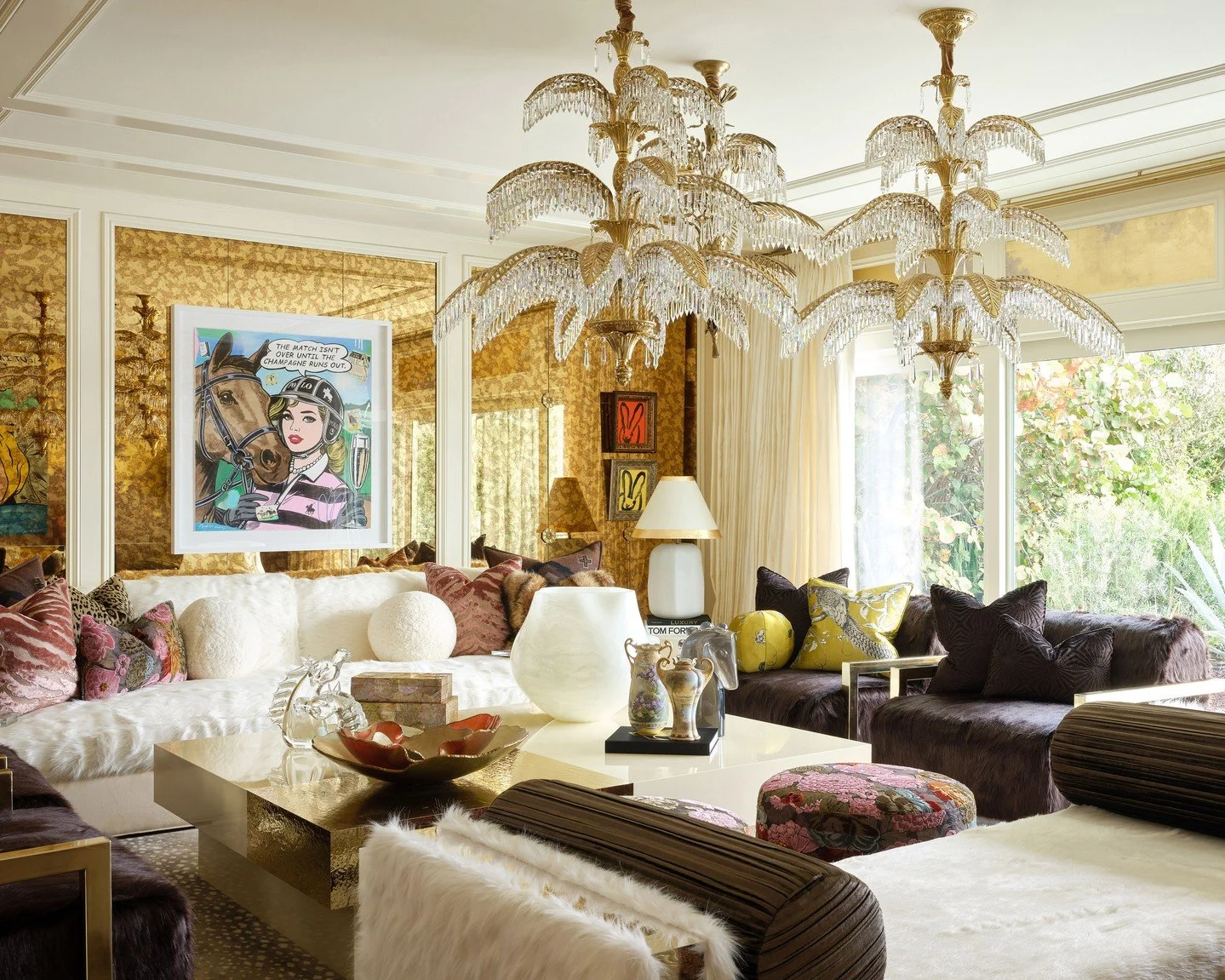 Don't miss your final opportunity this weekend to witness the stunning interiors at the @kbshowhouse before they close on Tuesday!

We can't take our eyes off of this marvelous showroom with available works from our collection by @kingofpopart @hunts