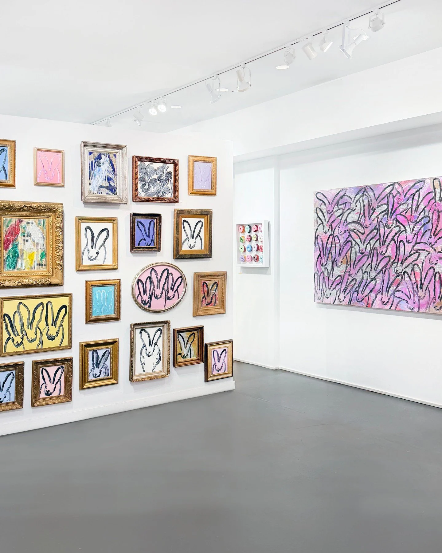 Gallery views in #NYC with @huntslonem front and center! 🐰 Which bunny is your favorite?

DM with inquiries and for full collection.
.
.
.
#dtrmodern #art #fineart #artcollecting #soho #artgallery