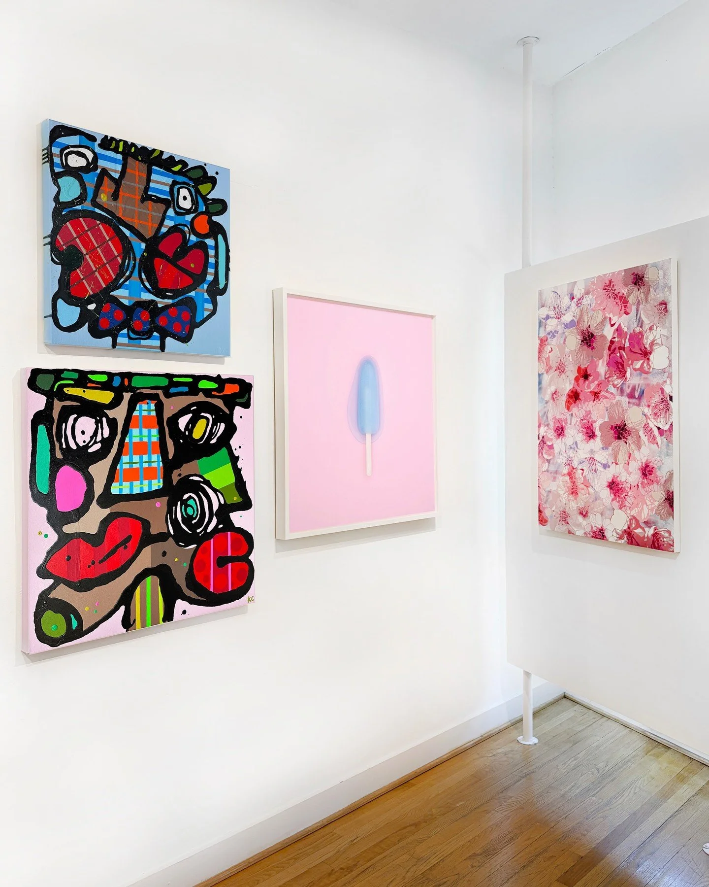 A pink and blue corner in #WashingtonDC that's too sweet to miss! Artwork featured by @campbelllapun @kimsydesigns and @simonerosenbauer 💙💕

DM with inquiries.
.
.
.
#dtrmodern #art #artcollecting #artgallery #interiordesign