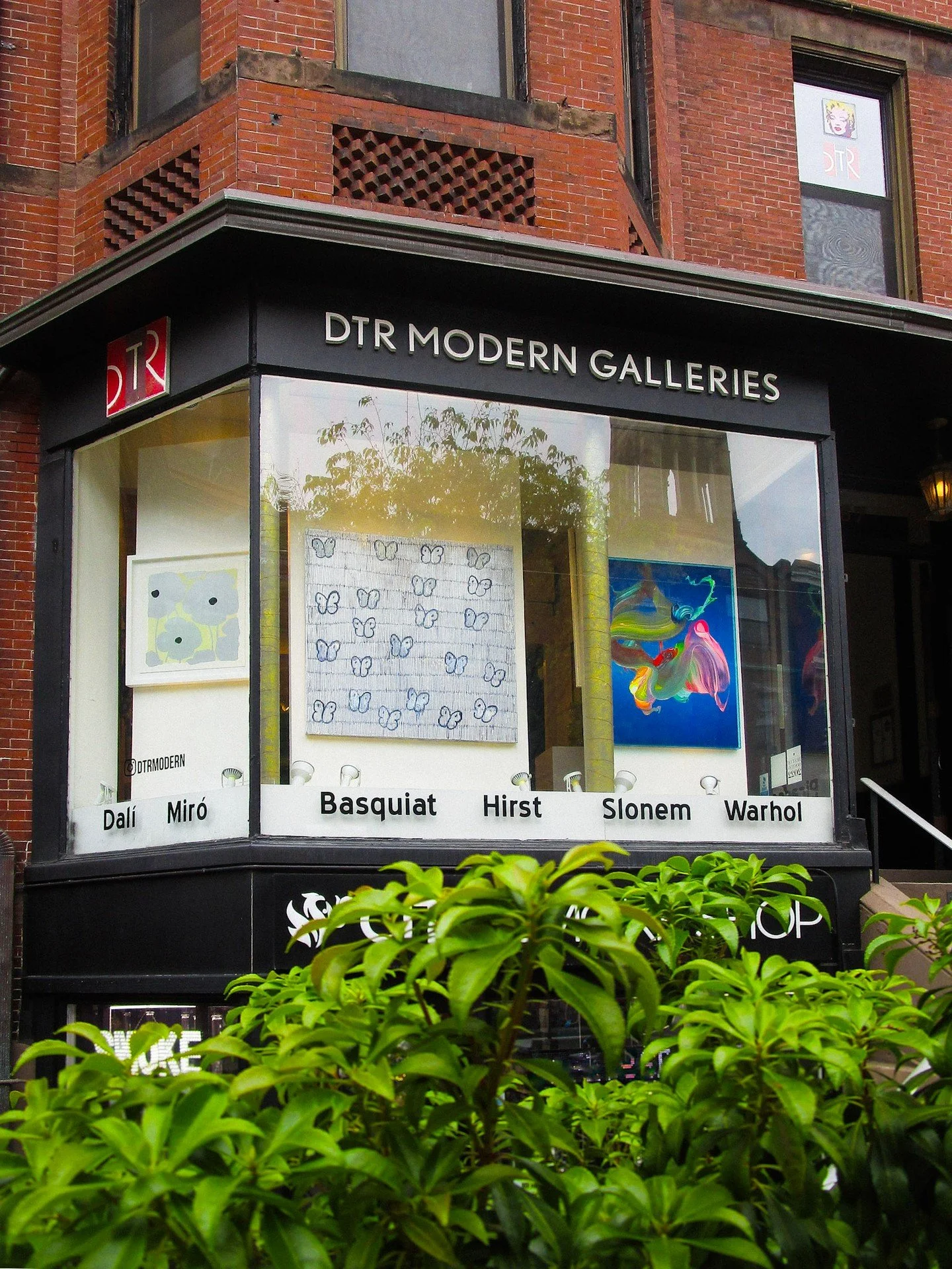 New work from @nikolaosschizas just in time for a window rehang in Boston! Seen side by side with @huntslonem and @donaldsultan 🦋

DM with inquiries and to view his full collection.
.
.
.
#dtrmodern #art #artcollecting #Boston #bostonart #interiorde