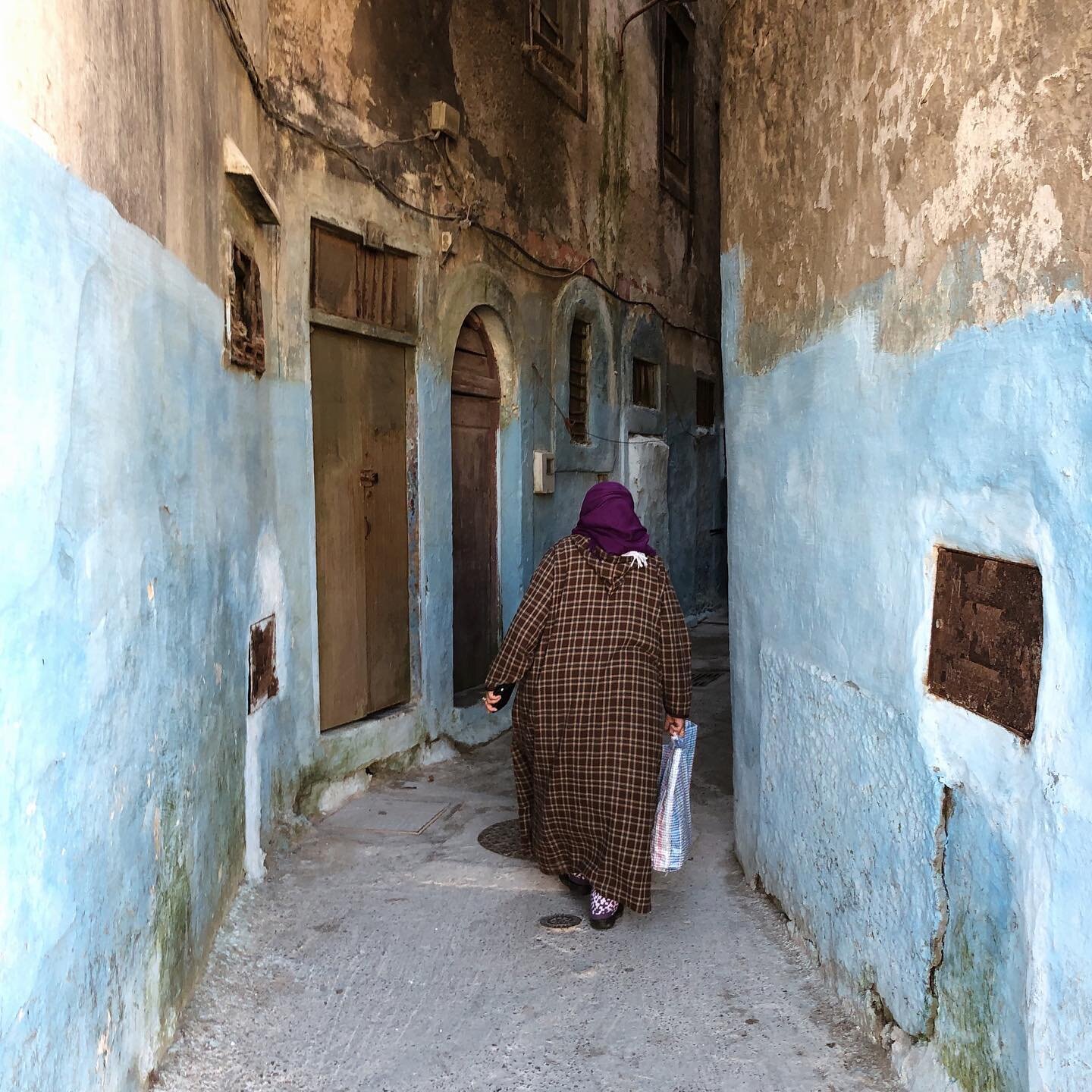 Amongst this labyrinth of alleyways, hidden treasures await discovery. Awaken your senses. Explore everything Essaouira has to offer by wandering the Old Medina 💙💫 ⁠

⁠
#therealmorocco #noordinaryholiday #essaouira #exploremorocco #instatravel #tra