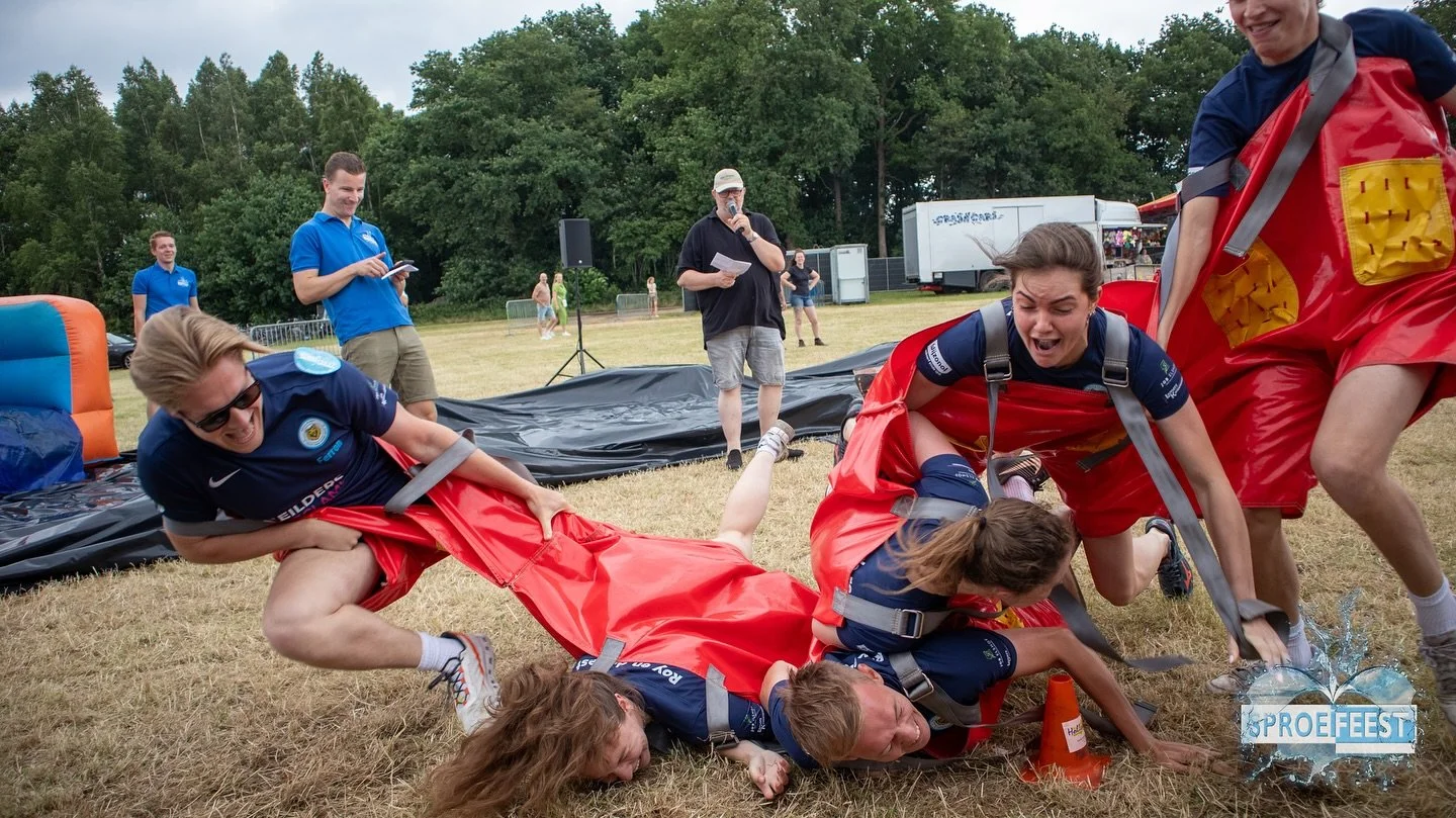 De zeskamp was er eentje om niet snel te vergeten&hellip;
 
Fanatisme, plezier en een flinke dot strijdlust &mdash; winnaars: Roy en de Rest! 🏆

De eindstand is als volgt:

1. Roy en de rest
2. Keet Moezenbelt
3. Zuipen tot we kruipen
4. Gemikxt
5. 