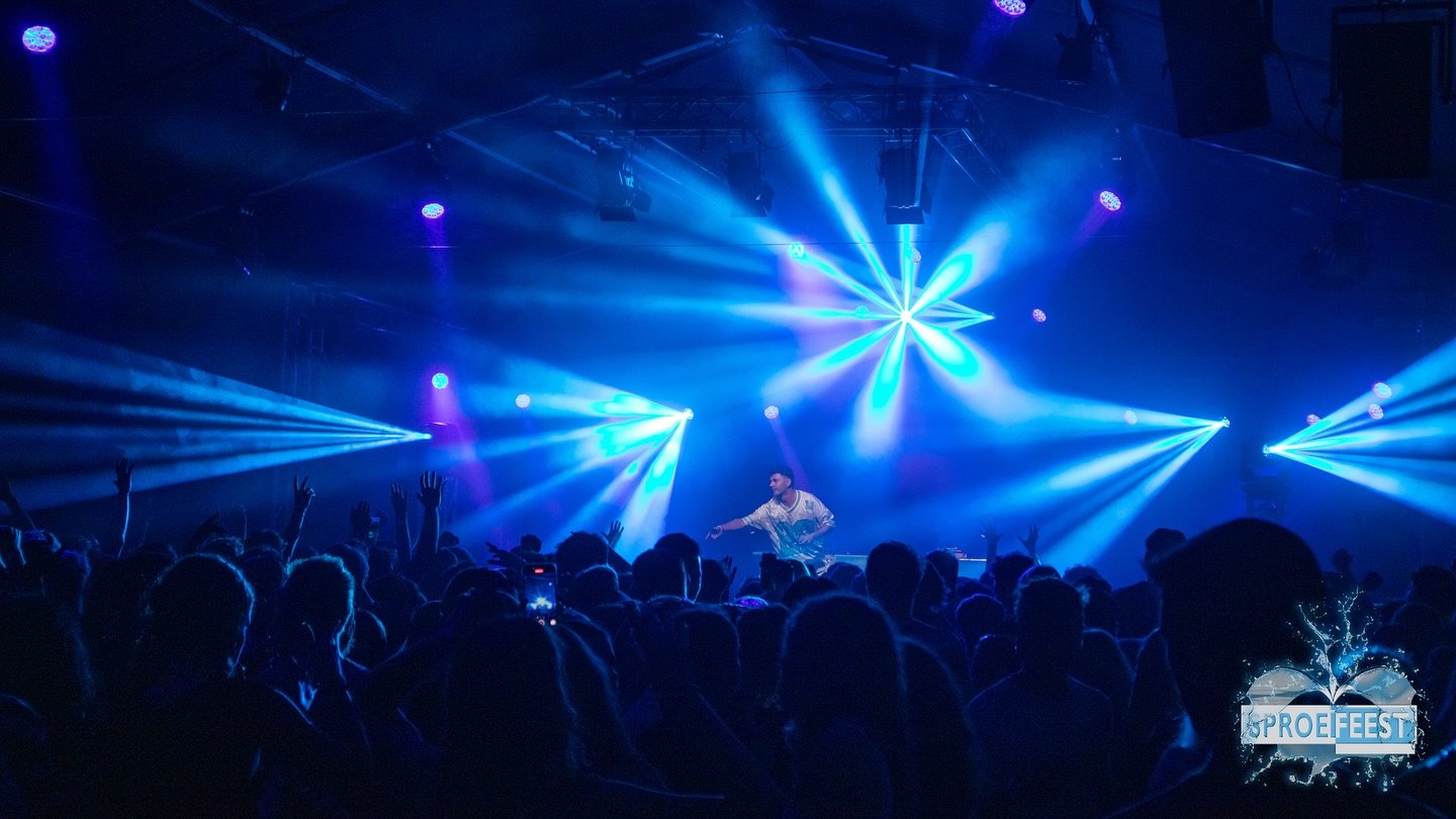 𝒘𝒂𝒕 𝒆𝒆𝒏 𝒂𝒗𝒐𝒏𝒅 𝒋𝒐𝒏𝒈𝒆𝒏𝒔! 🔥 

De tent stond op z&rsquo;n kop vanaf het eerste nummer en de energie was niet te temmen 💃
Barry Fest en DJ Yannick wisten het publiek perfect op te zwepen, en dat lieten jullie je geen twee keer zeggen. 