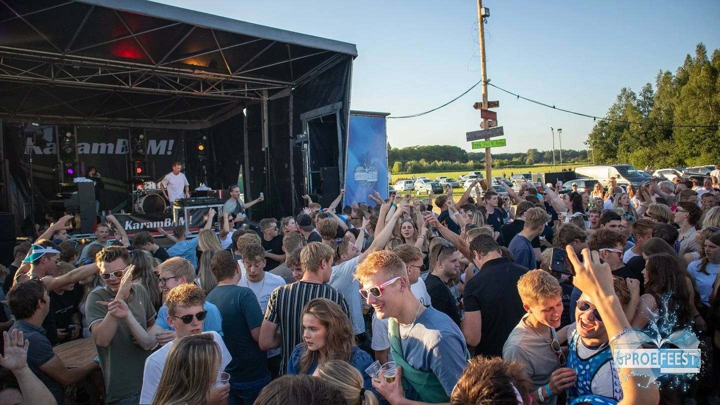 Iedereen weer nuchter? 🍻

Zondag was de perfecte afsluiting van &rsquo;t donders mooie weekend! Wat een sfeer, wat een feest! 💦🔥

Afgesloten met niemand minder dan Django Wagner, Ammar, KaramBAM en DJ Hoff &mdash; en dat kon je merken ook!

Bedank
