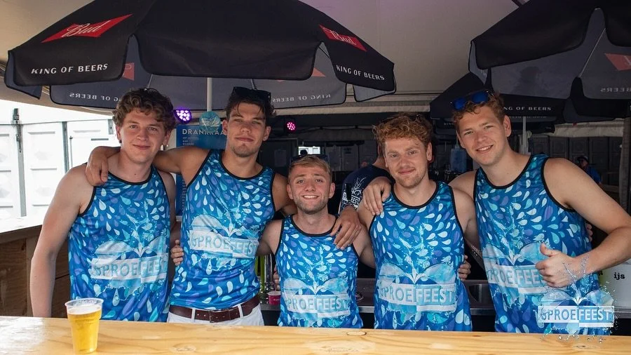 Zonder vrijwilligers geen feest! 💙💪

Wat hebben jullie je weer ingezet zeg: van opbouwen tot tappen, van opruimen tot helpen bij alle activiteiten...

Namens de hele organisatie: BEDANKT voor jullie tijd, energie en gezelligheid. Zonder jullie geen