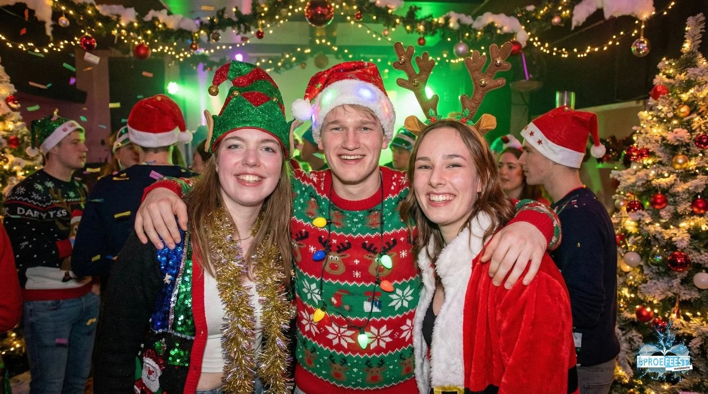 Ho ho ho, feestbeesten! 🎅🎄

Namens het hele team van Sproeifeest wensen wij jullie fantastische en hele gezellige kerstdagen! Geniet van het lekkere eten, de foute kersttruien en elkaar. ✨

Mocht je nou naar deze foto&rsquo;s kijken en denken: &ldq