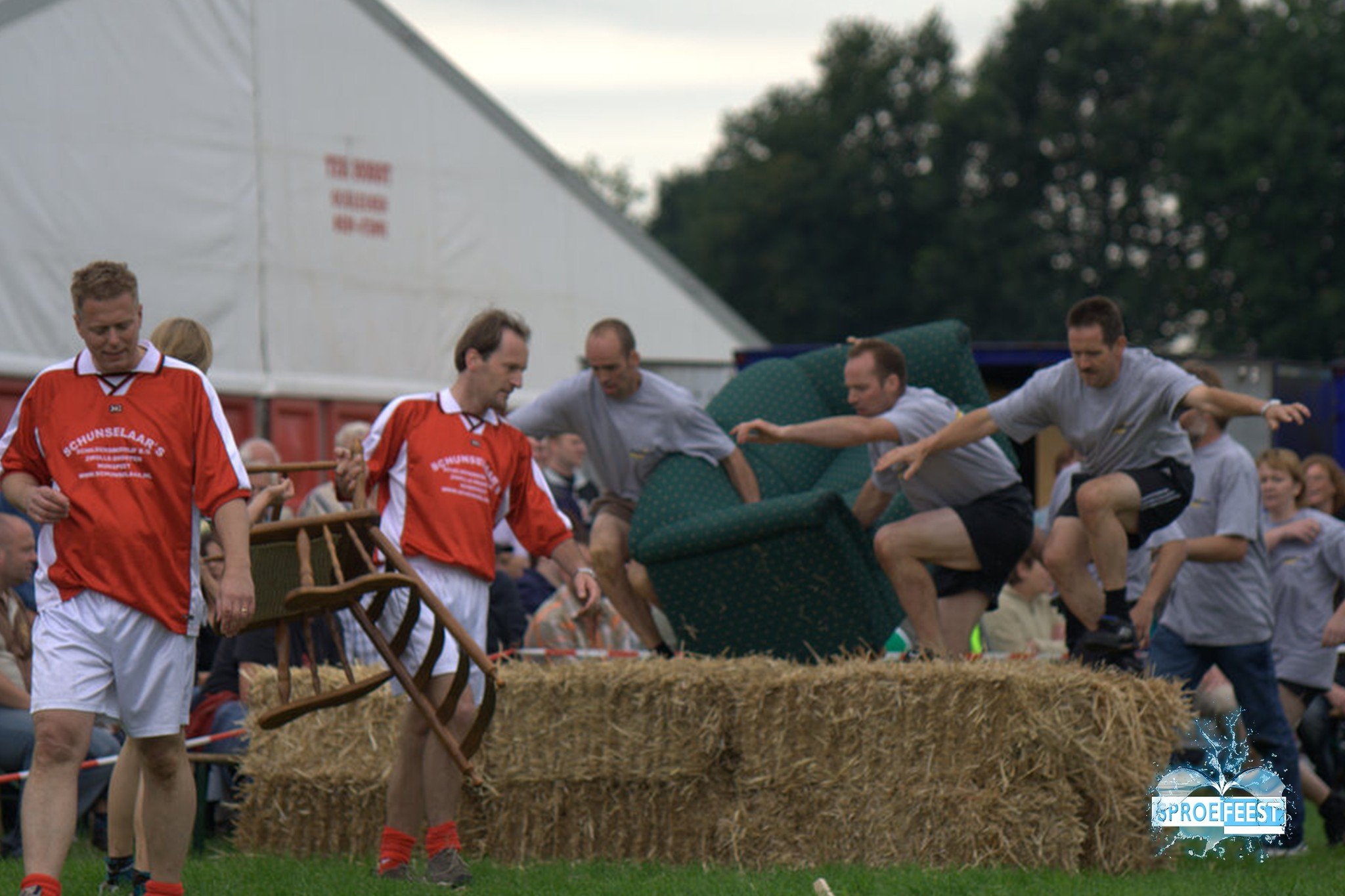𝙏𝙞𝙟𝙙 𝙫𝙤𝙤𝙧 𝙏𝙝𝙧𝙤𝙬𝙗𝙖𝙘𝙠 𝙏𝙝𝙪𝙧𝙨𝙙𝙖𝙮! 📸🔙

We hebben de archiefkast opengetrokken en de stoflaag van de cd-rom uit 2007 geblazen. Wat een prachtjaar was dit! 😂

Van complete bankstellen die over de strobalen vlogen tijdens de Zeska