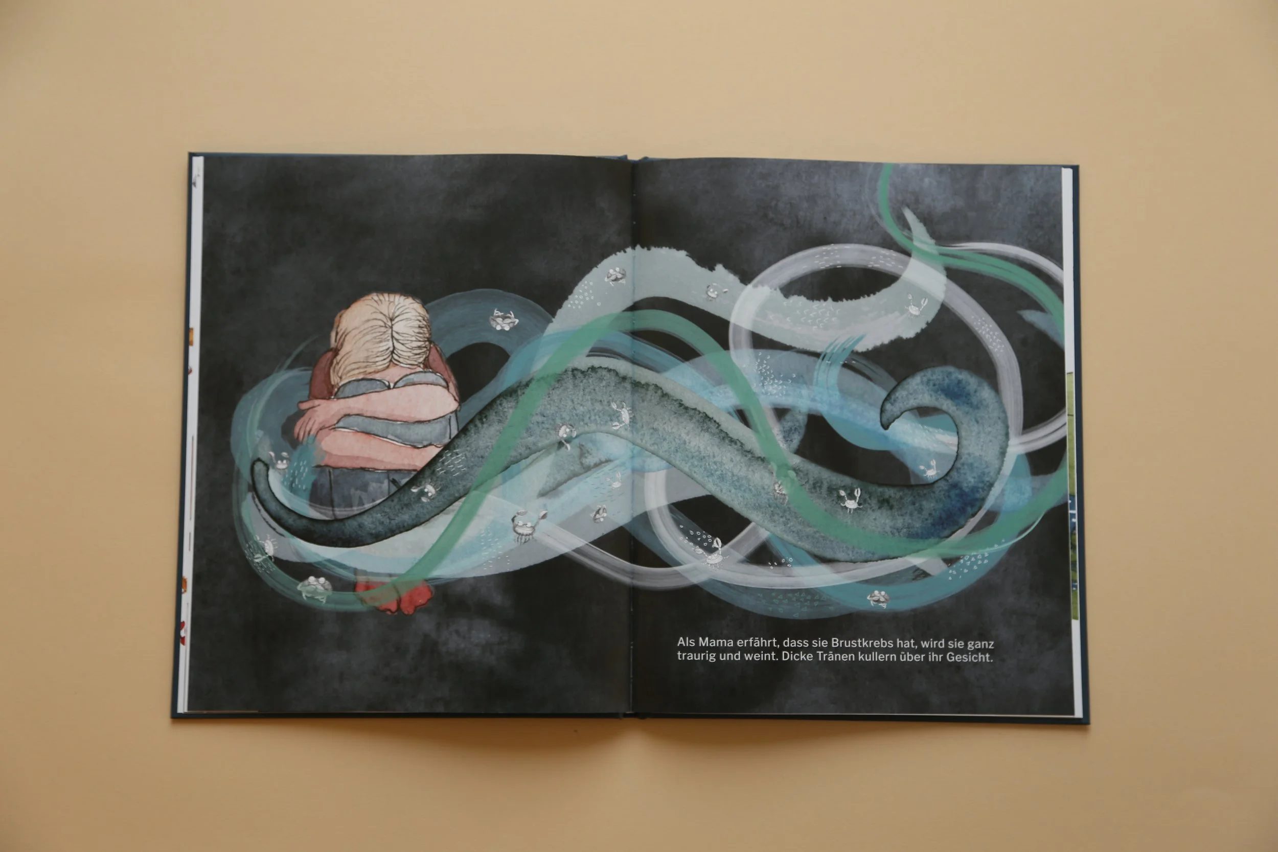 KINDERBUCH, KREBSERKRANKUNG, EMOTIONEN, AQUARELLZEICHNUNGEN, HOFFNUNG, GEMEINSAM, ALS DER KREBS BEI MAMA EINZOG