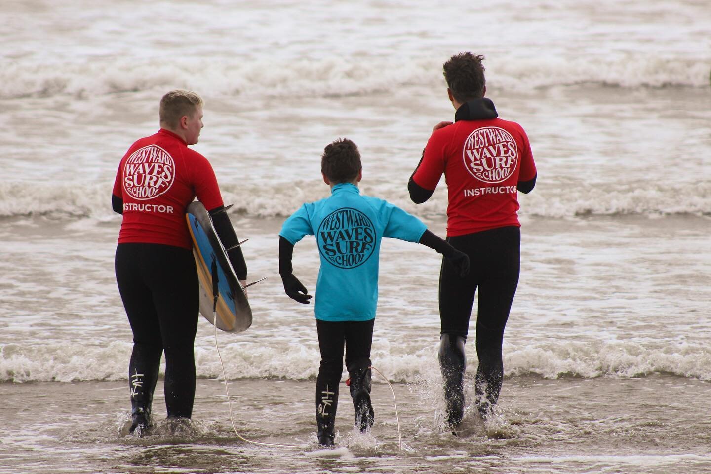 The storm has passed and we&rsquo;ve had a great session this morning. Here&rsquo;s one of our regular groms showing the group how it&rsquo;s done! Conditions looking equally as fun for this afternoons gang too. Woohoo! 🏄&zwj;♂️

#westwardwaves #lea