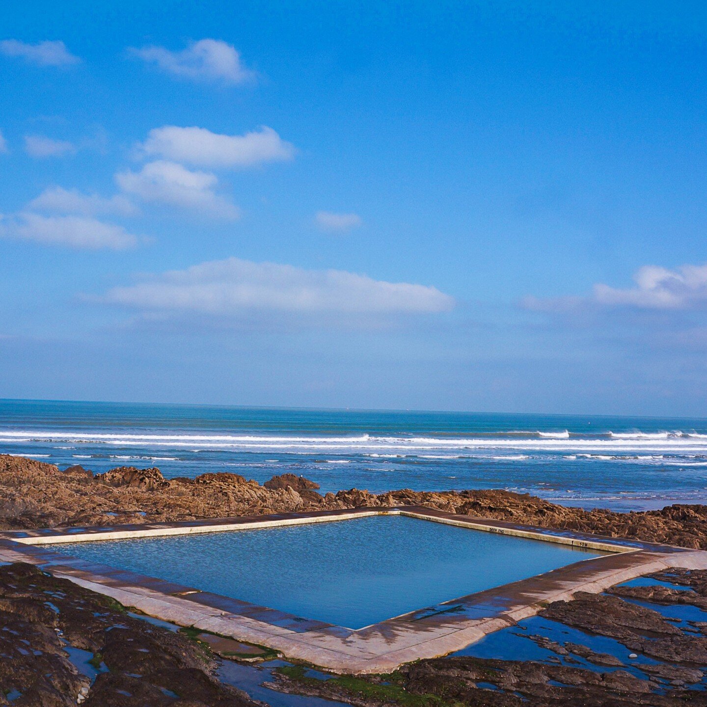 Sunny days in Westward Ho! We've been really enjoying the sun lately, it feels like summer is well and truly on its way. Here's the sea pool sitting pretty infront of some beautiful waves just a short walk from our surf school. Why not try it out pos