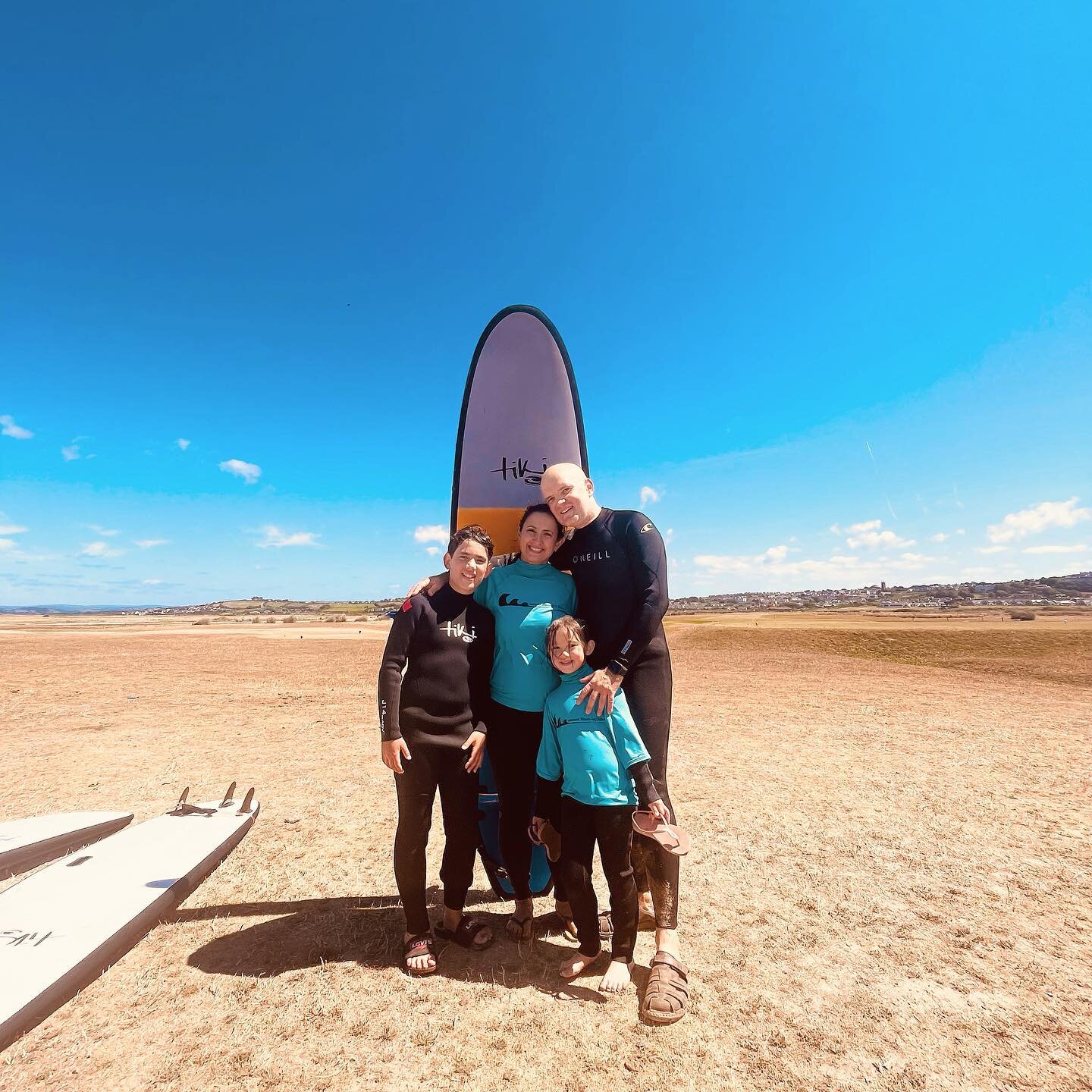 Say cheese! 🤙 We love it when the whole family gets involved. Bring yours down this weekend to make the most of the good waves and sunshine- it&rsquo;s forecast to be a good&rsquo;un! Group and private spaces available. 
#learntosurf #surfing #north