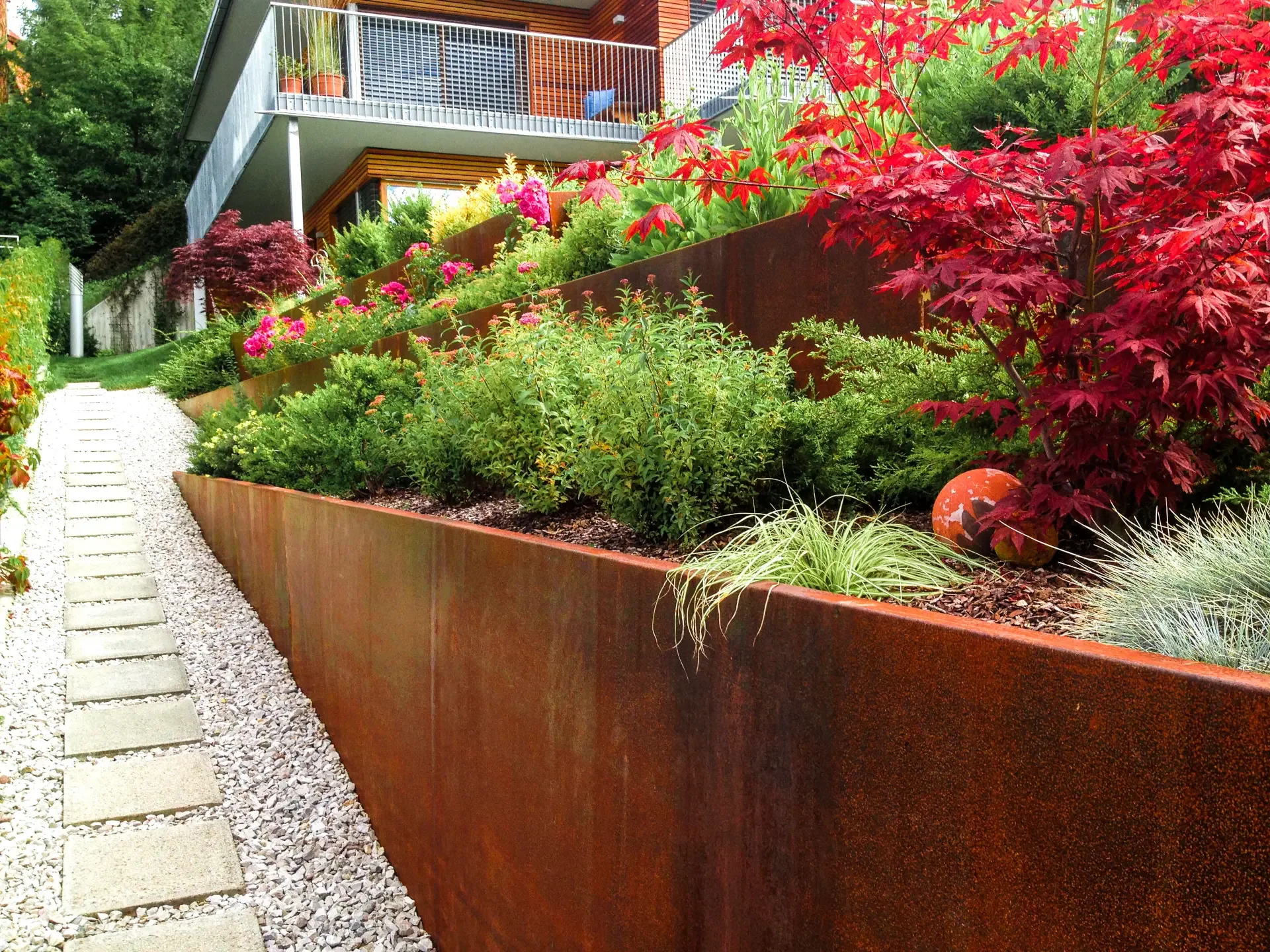 Milla Gartengestaltung Hohbeete mit Blumen