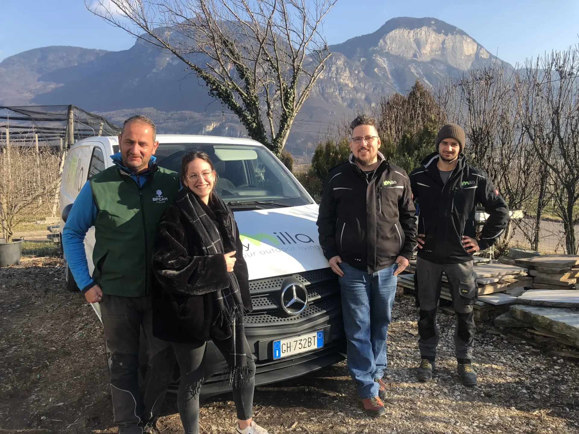 Team di MyMilla davanti ad un mezzo aziendale in Alto Adige