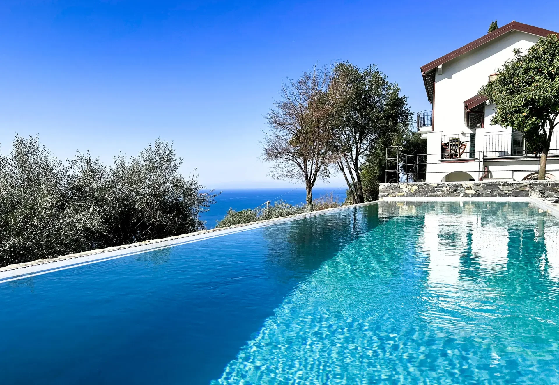 Biopiscina Aqua Sana con bordo infinity situata sui monti liguri, realizzata da MyMilla