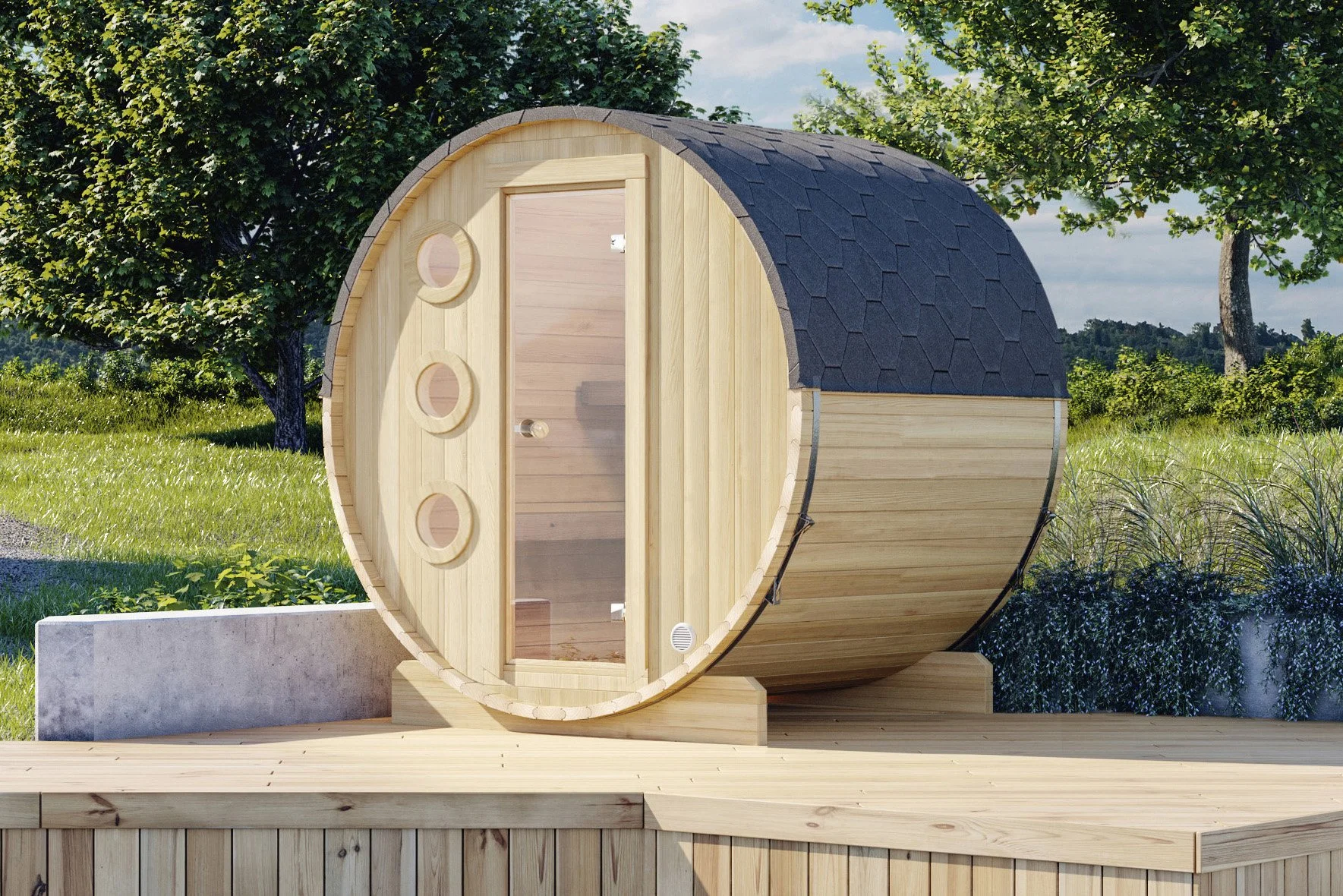 Ein runder Holzsauna in einem Garten, umgeben von Bäumen und Gras, mit einer schwarzen Schindeldach иn einem ruhigen Garten.