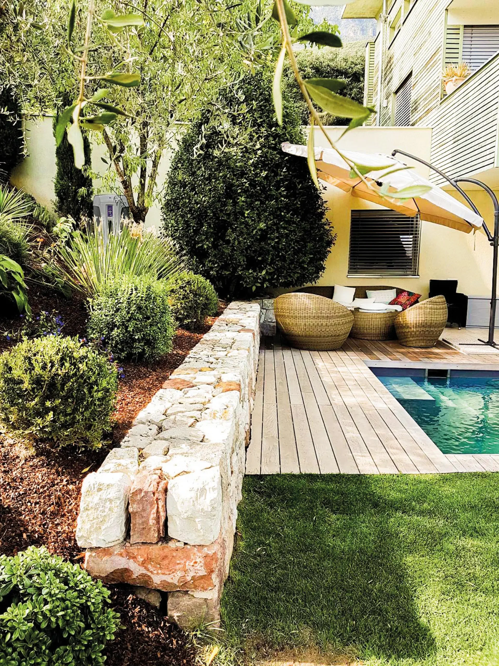 Milla Gartengestaltung Holzterrasse Steinmauer Kurtatsch SüdTirol