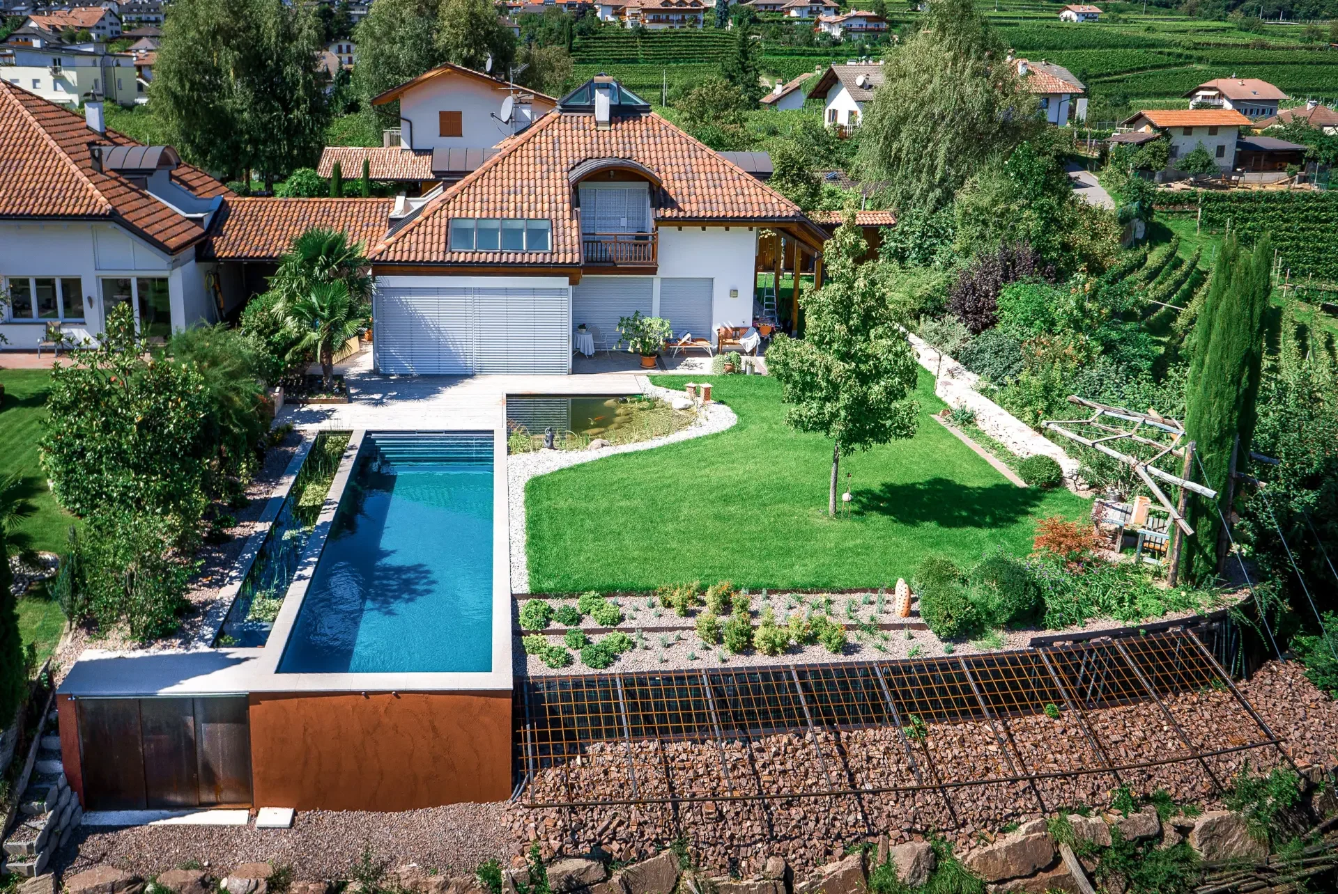 Giardino con piscina Aqua Sana Comfort in Alto Adige by MyMilla