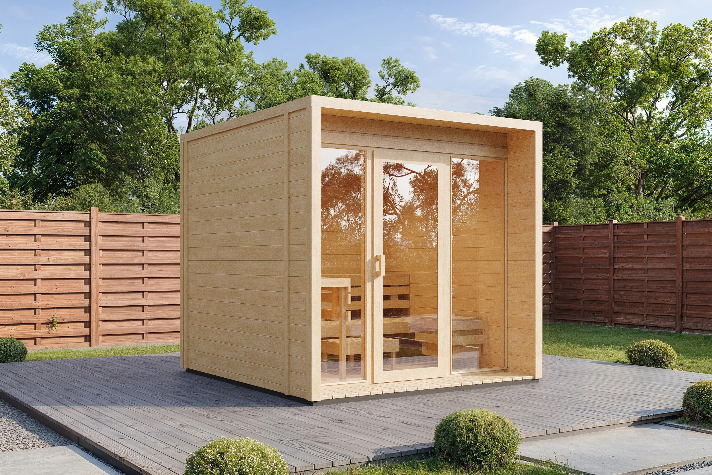 Eine kleine, moderne Holzzaunsauna mit Glasfront in einem Garten mit Rasen und Büschen.