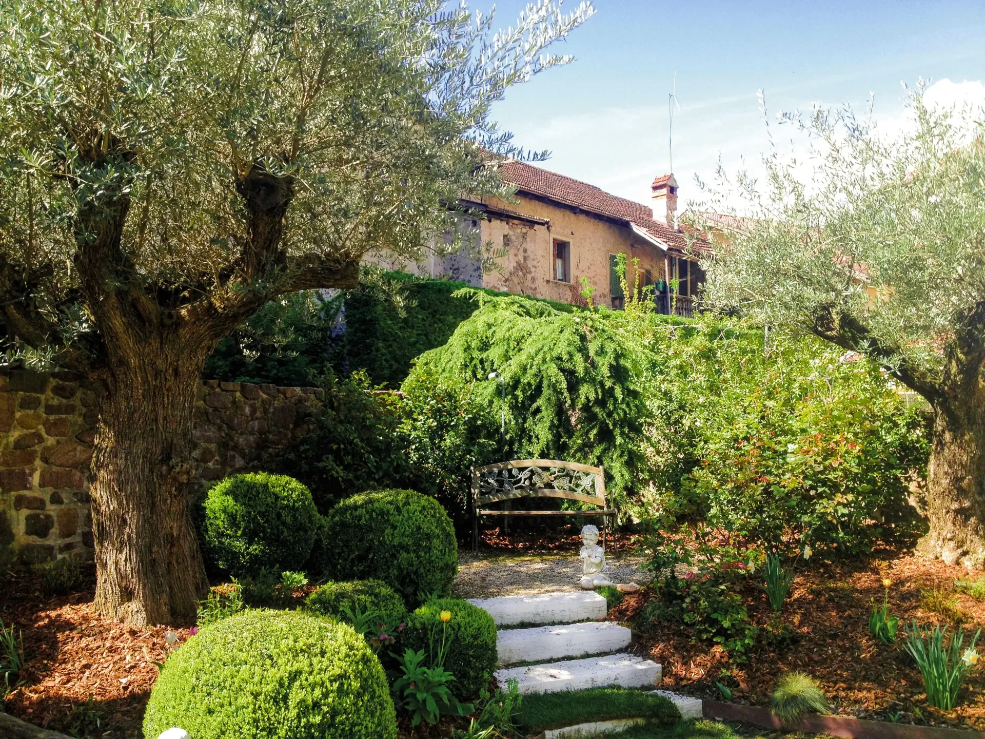 Milla Garten  mit Treppe