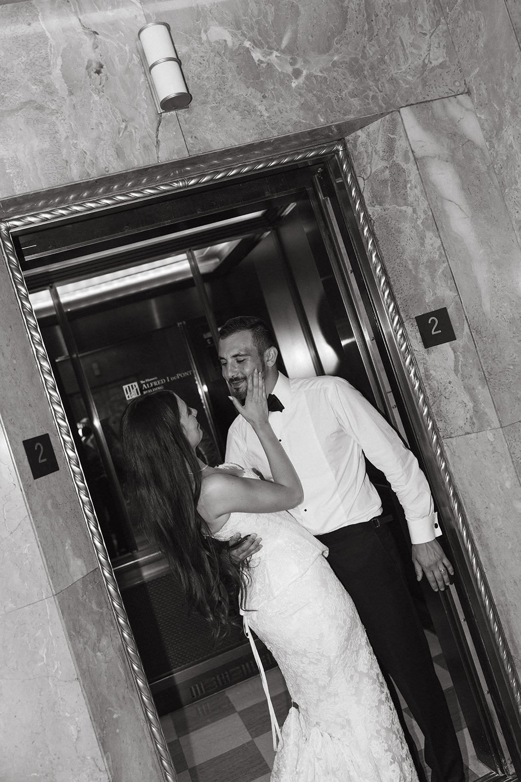 boda-dupont-building-miami-pareja-ascensor-dupont-building-emotion-and-motion-14.jpg