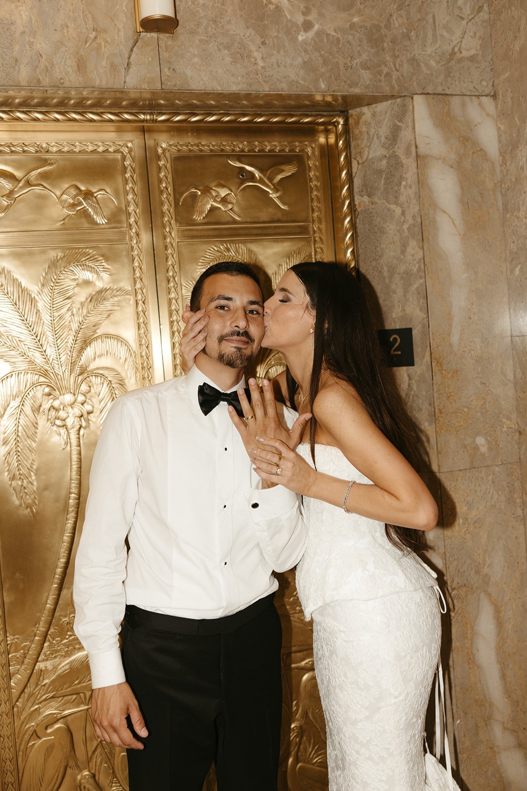 boda-dupont-building-miami-pareja-puertas-doradas-dupont-building-emotion-and-motion-15.jpg