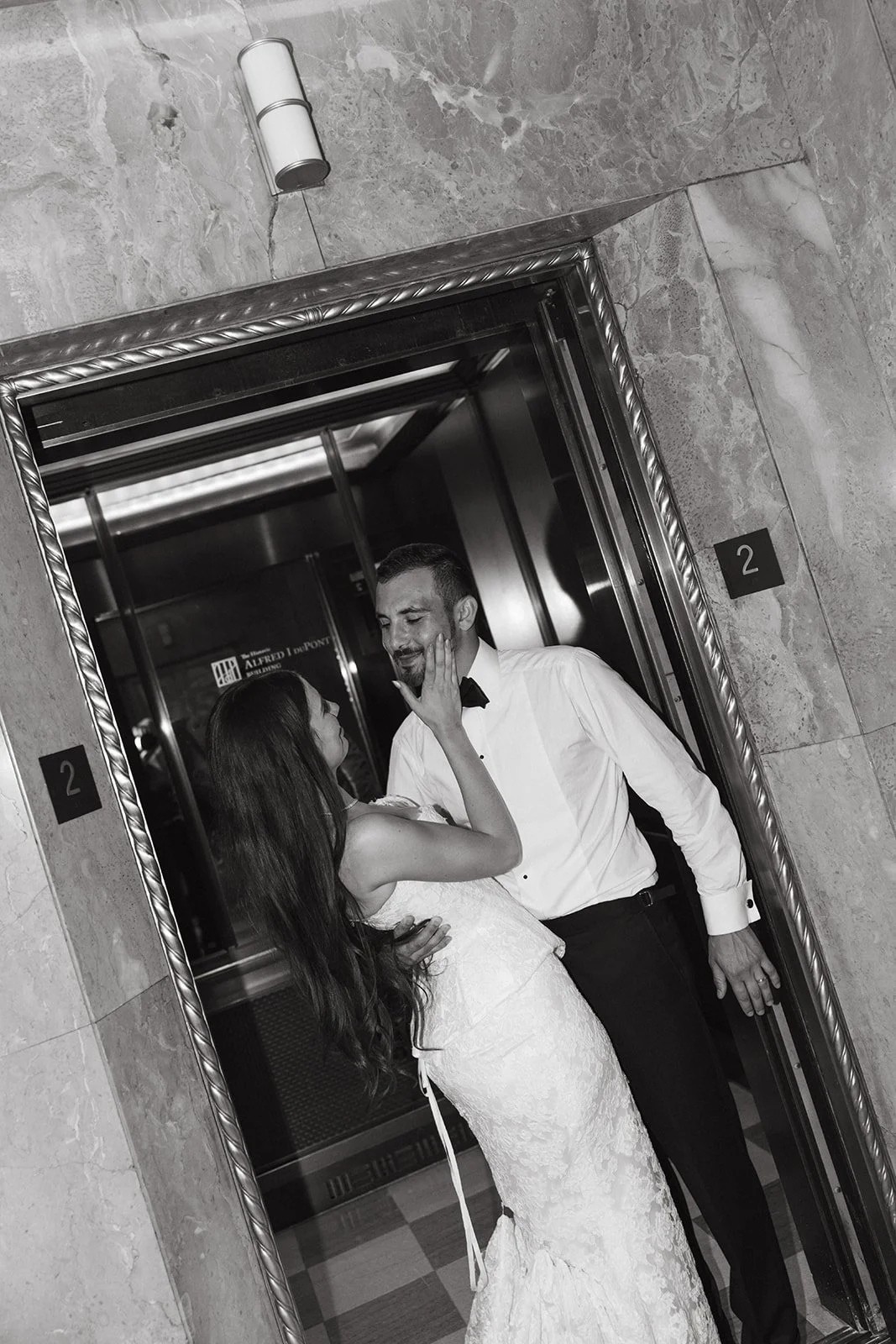 wedding-dupont-building-miami-couple-elevator-dupont-building-emotion-and-motion-14.jpg