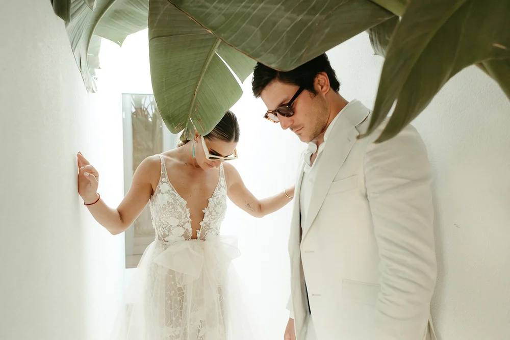 Novios junto a una pared blanca en una villa de Ibiza