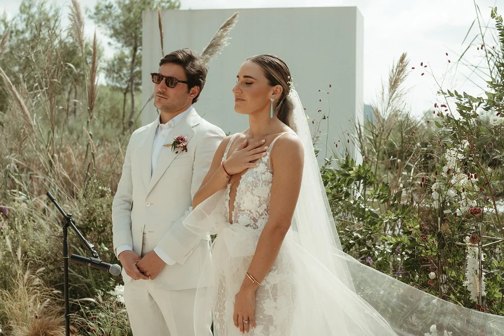Novios en la ceremonia de su boda en Ibiza