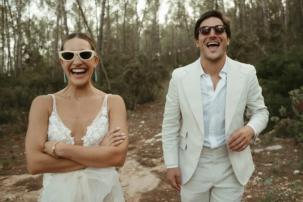 Novios riendo en el pinar, boda en Ibiza