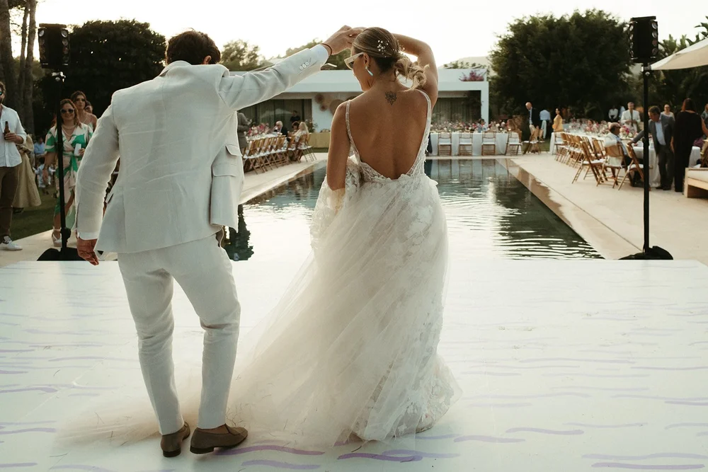 Novios bailando en la pista junto a la piscina, Ibiza