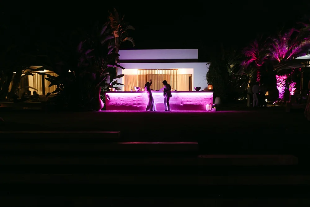 Villa iluminada de noche durante la fiesta de una boda en Ibiza