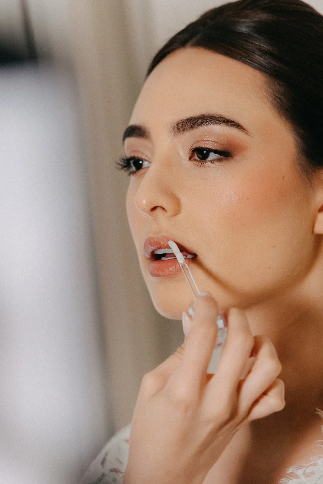 Isabella terminando su maquillaje la mañana de la boda en Madrid