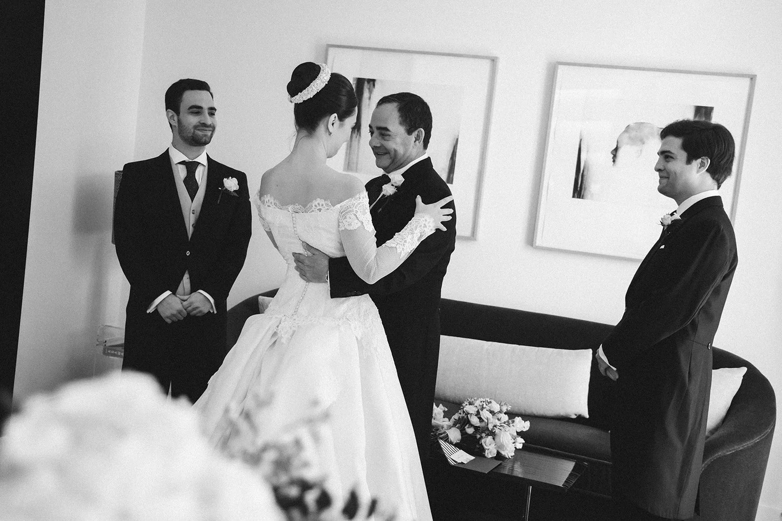 El padre de la novia la ve vestida por primera vez, en blanco y negro