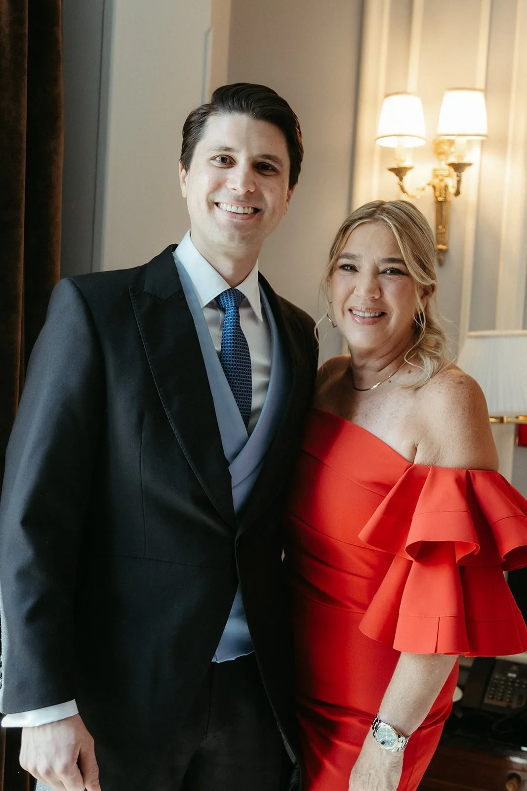 Enrique con su madre antes de salir hacia la iglesia