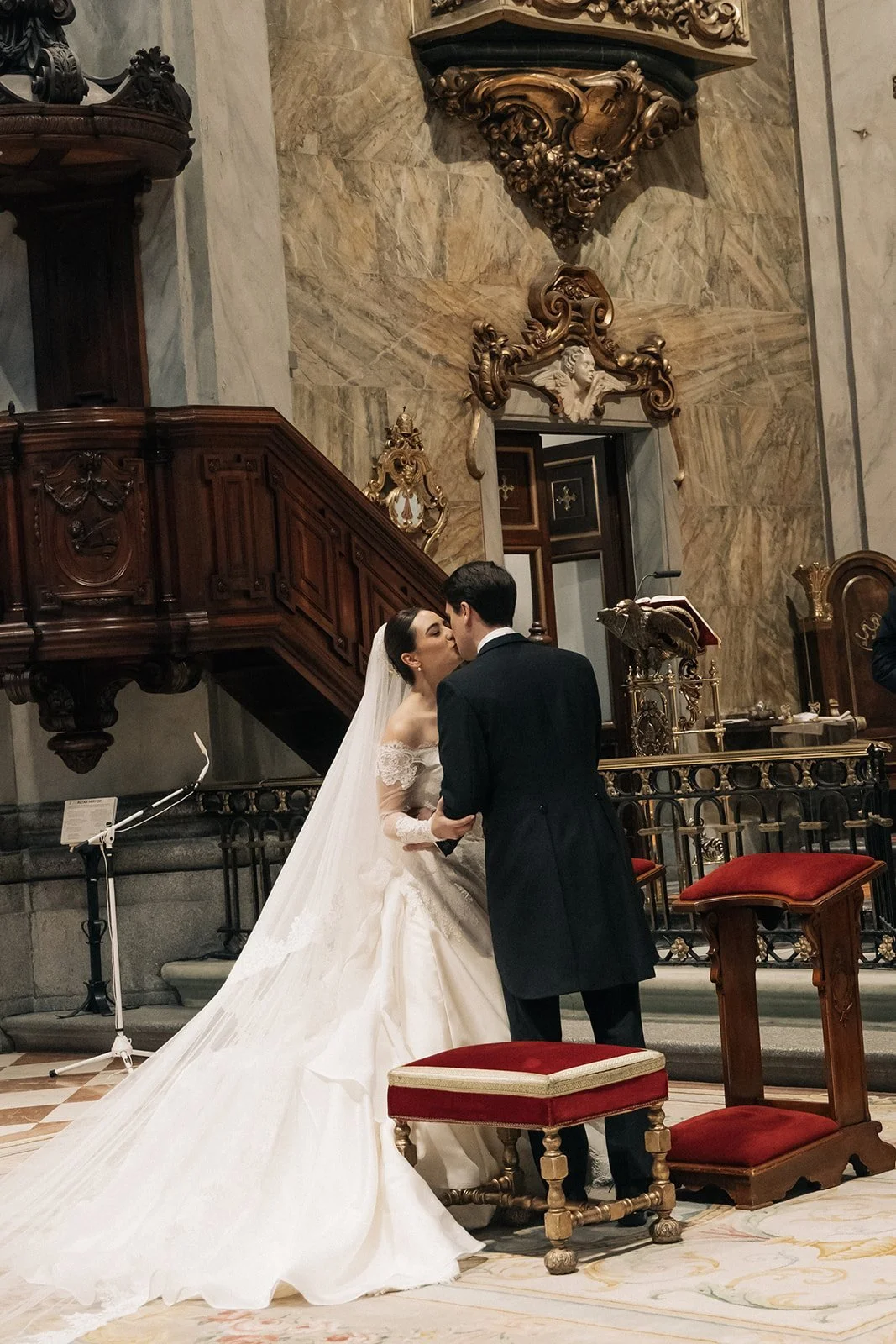 Los novios ante el altar de la Basílica de San Miguel