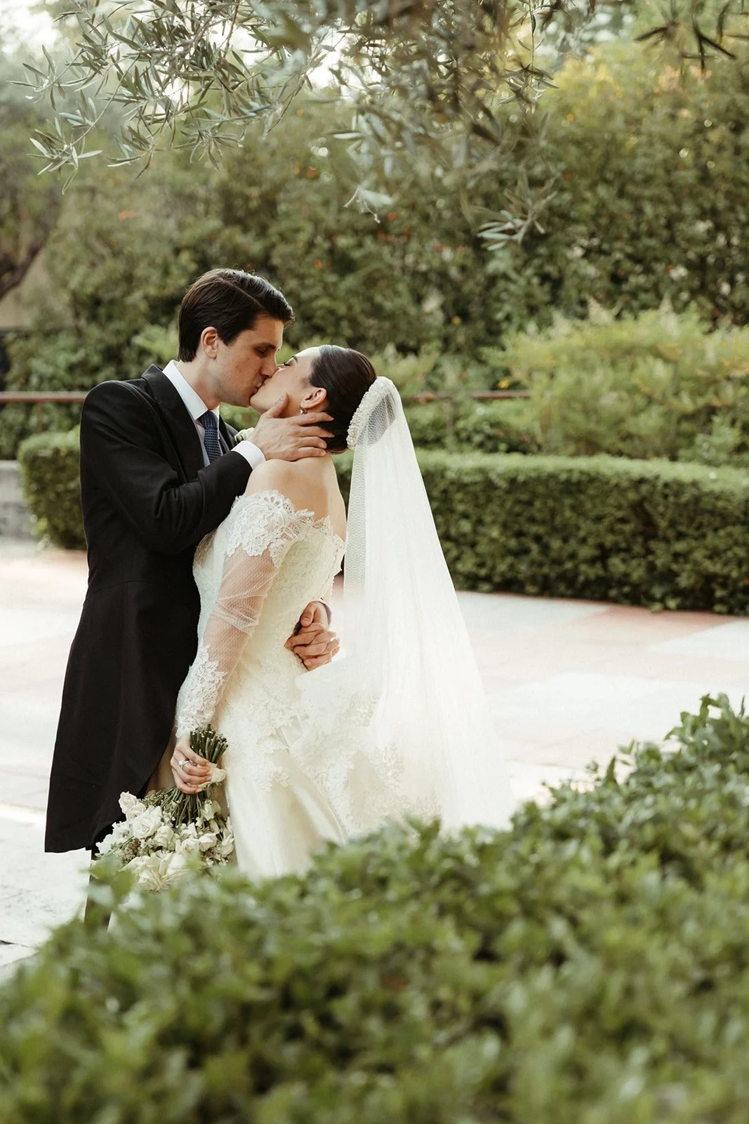 Beso de los novios en los jardines de La Quinta de Jarama