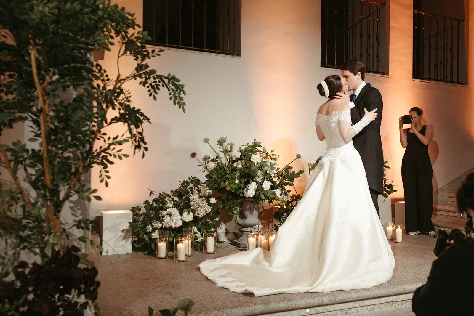 Entrada de los novios a la cena entre flores y velas